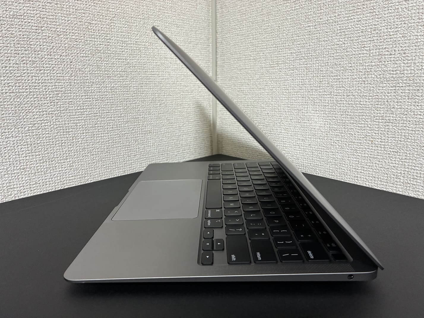 中古 Apple MacBook Air 13インチ 2020 右側面の薄型ボディとヘッドホンジャック