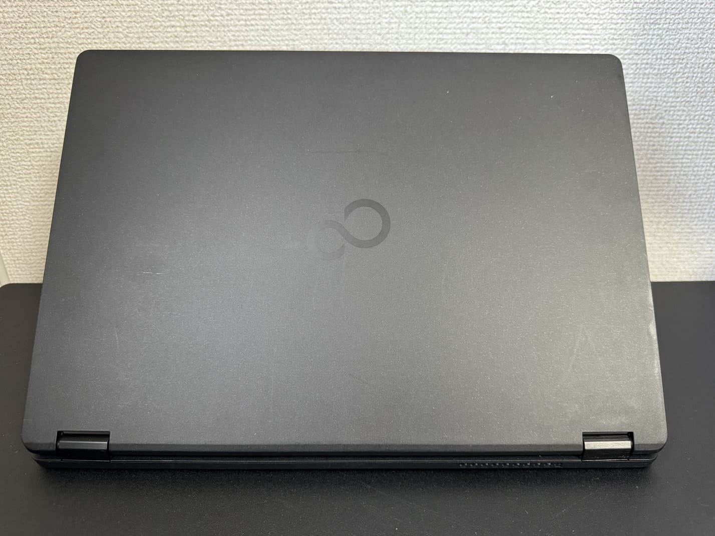 FUJITSU LIFEBOOK U749/A 天板のFUJITSUロゴ