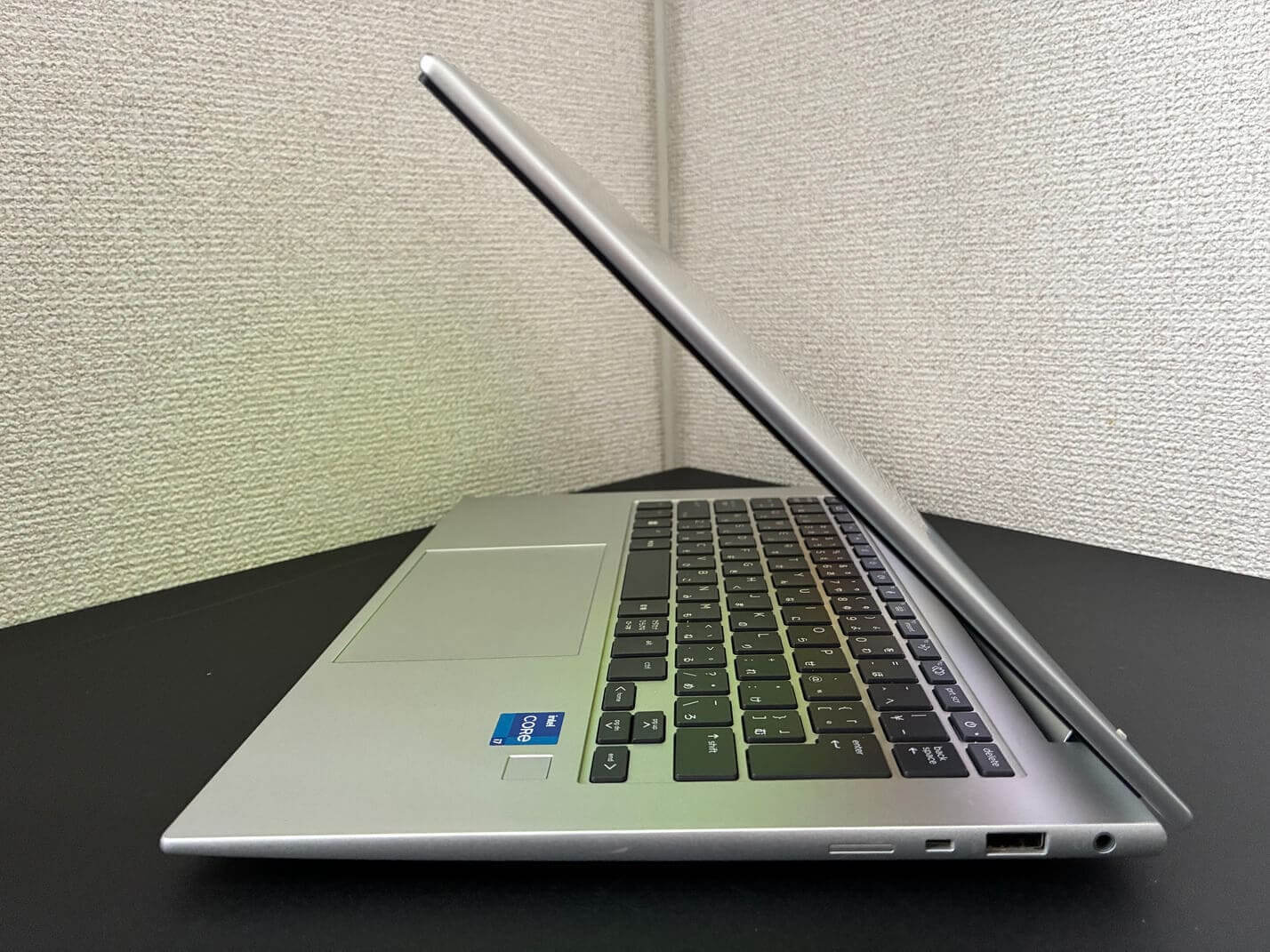 HP EliteBook 1040 G9 右側面のインターフェース(USB Type-A・電源ボタン・ヘッドホンマイクジャック)
