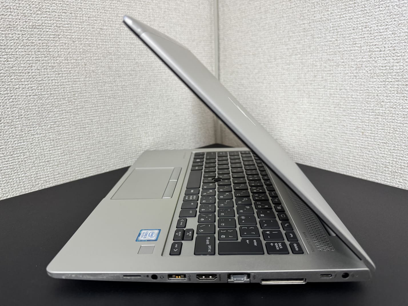 中古 HP EliteBook 830 G5 の右側面 microSD/SIMトレイとヘッドフォンマイクジャック USB Type-A HDMI 有線LAN ドッキングコネクタ USB Type-C 電源端子