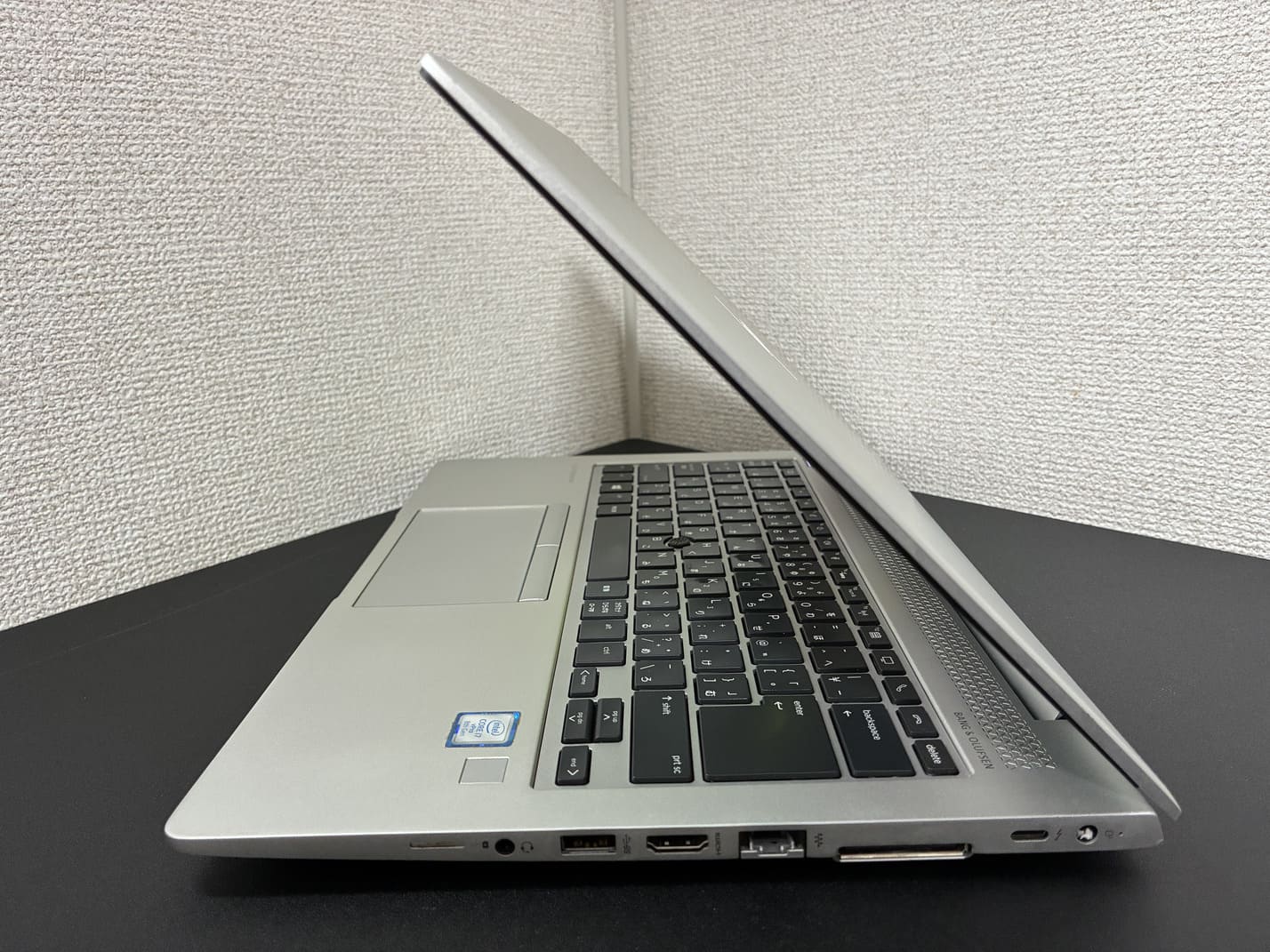 中古美品 HP EliteBook 840 G6 の右側面 ヘッドフォンジャック USB Type-A HDMI 有線LAN ドッキングコネクタ USB Type-C(Thunderbolt対応)電源端子