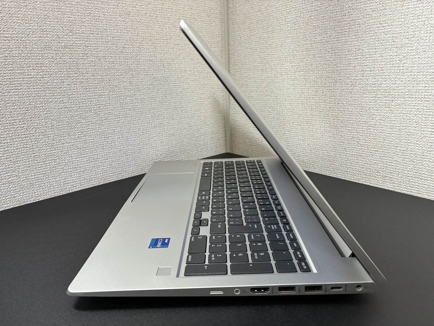 HP ProBook 450 G9 右側面のインターフェース(HDMI・USB Type-A×2・USB Type-C・電源端子・ヘッドホンマイクジャック)