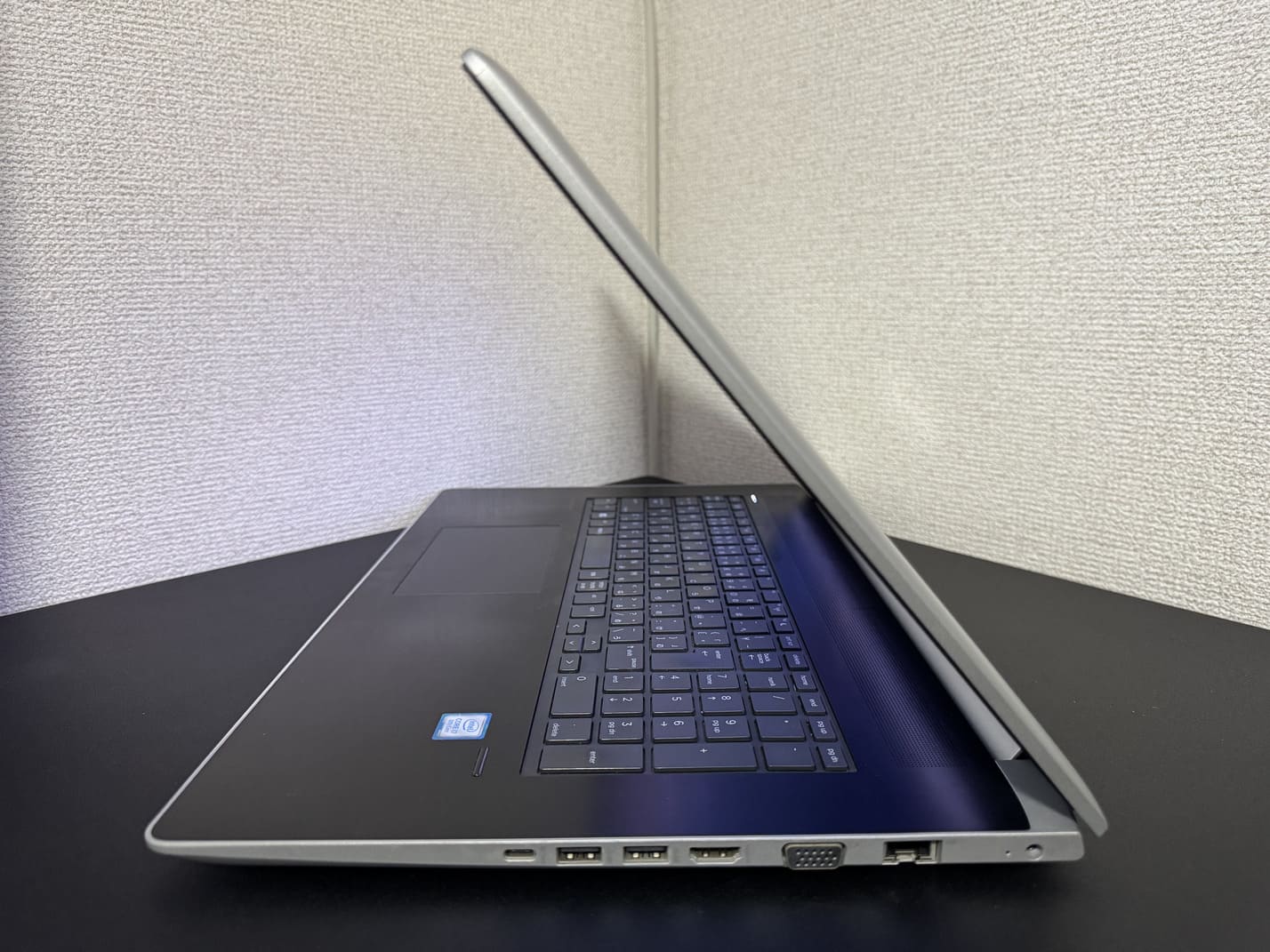 HP ProBook 470 G5 右側面のインターフェース(USB Type-C・USB Type-A×2・HDMI・ミニD-sub15ピン・有線LAN・電源端子)