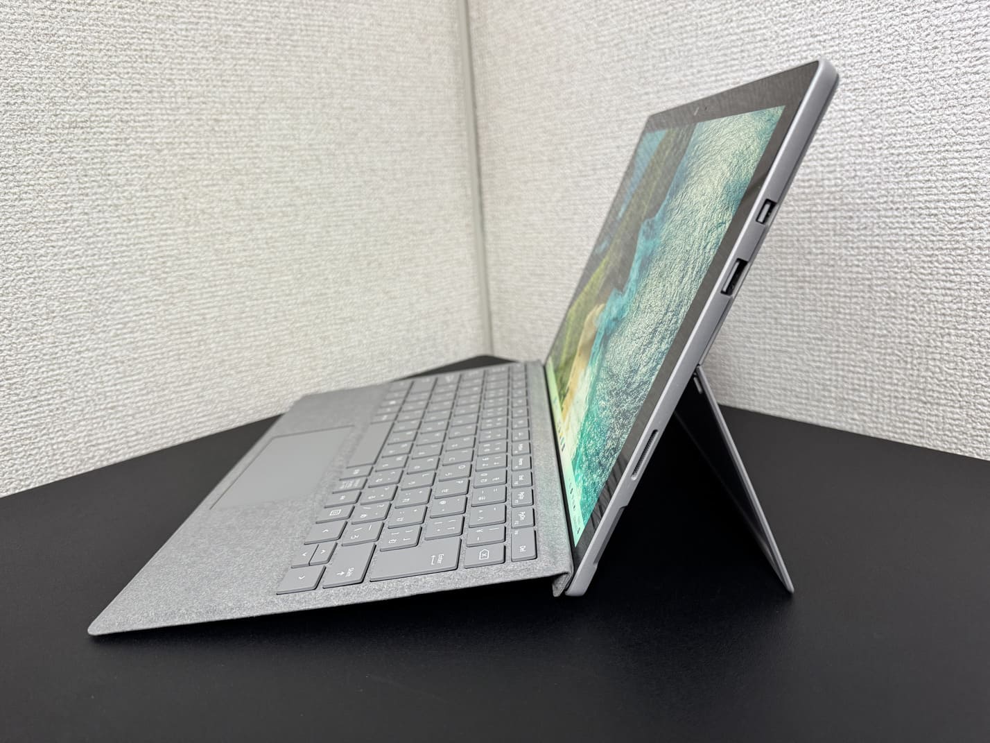 中古美品 Microsoft Surface Pro 6 右側面の接続端子