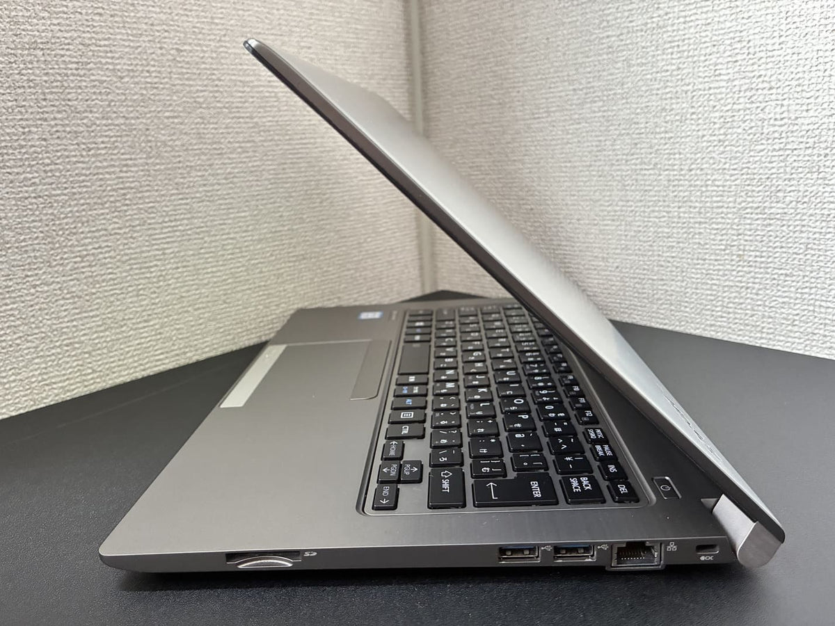 中古 TOSHIBA dynabook R63/J 右側面の接続端子