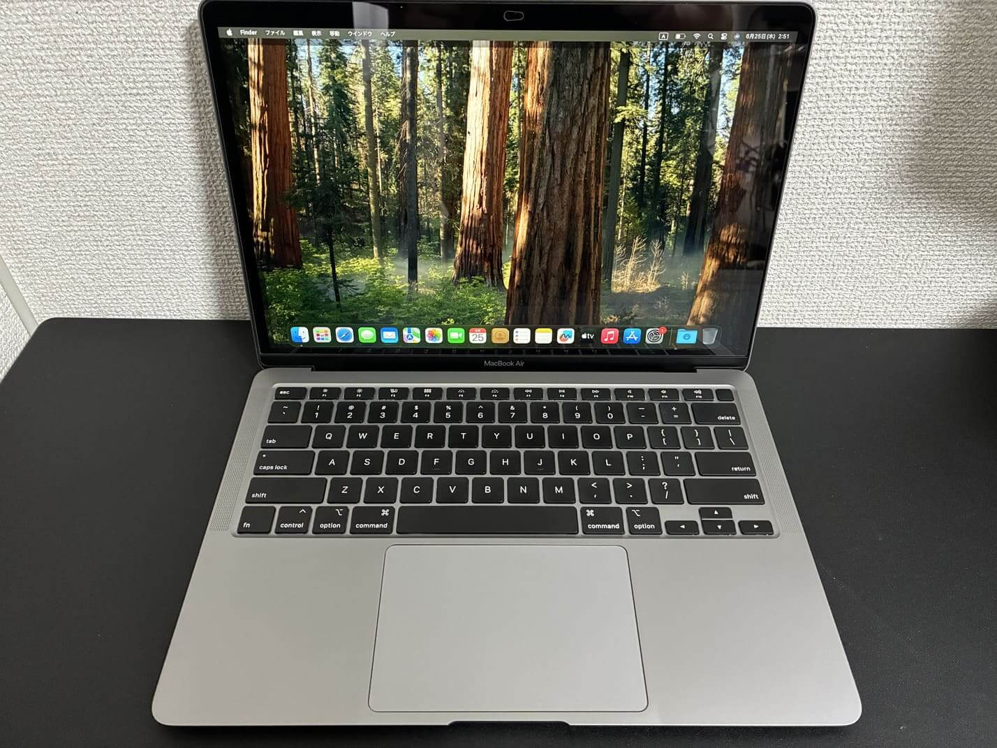 中古 Apple MacBook Air 13インチ 2020 を正面から見たRetinaディスプレイとUS配列キーボード全体