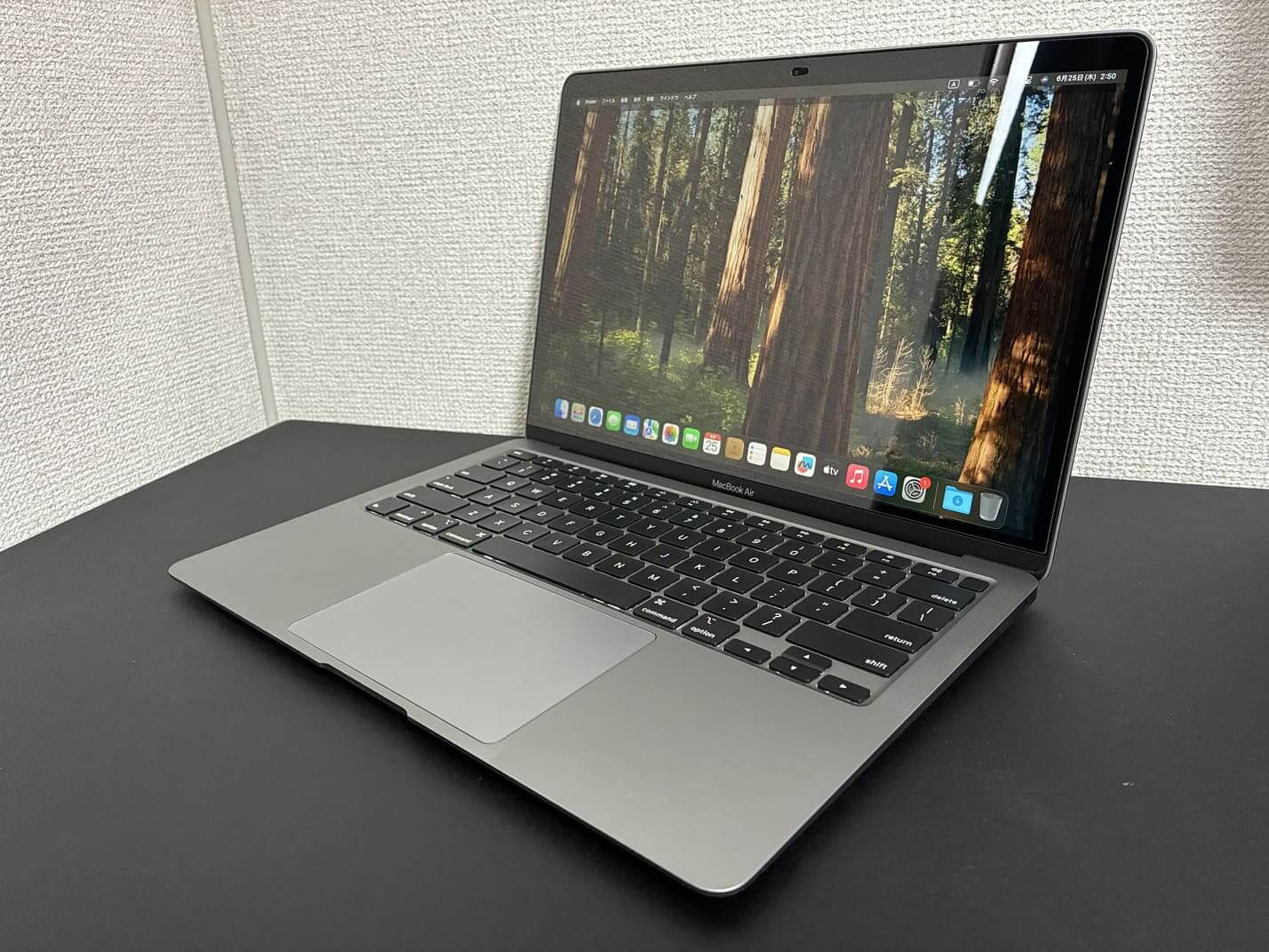 中古 Apple MacBook Air 13インチ 2020（Core i5／16GB／512GB SSD）スペースグレイ本体を左斜め前から見た外観