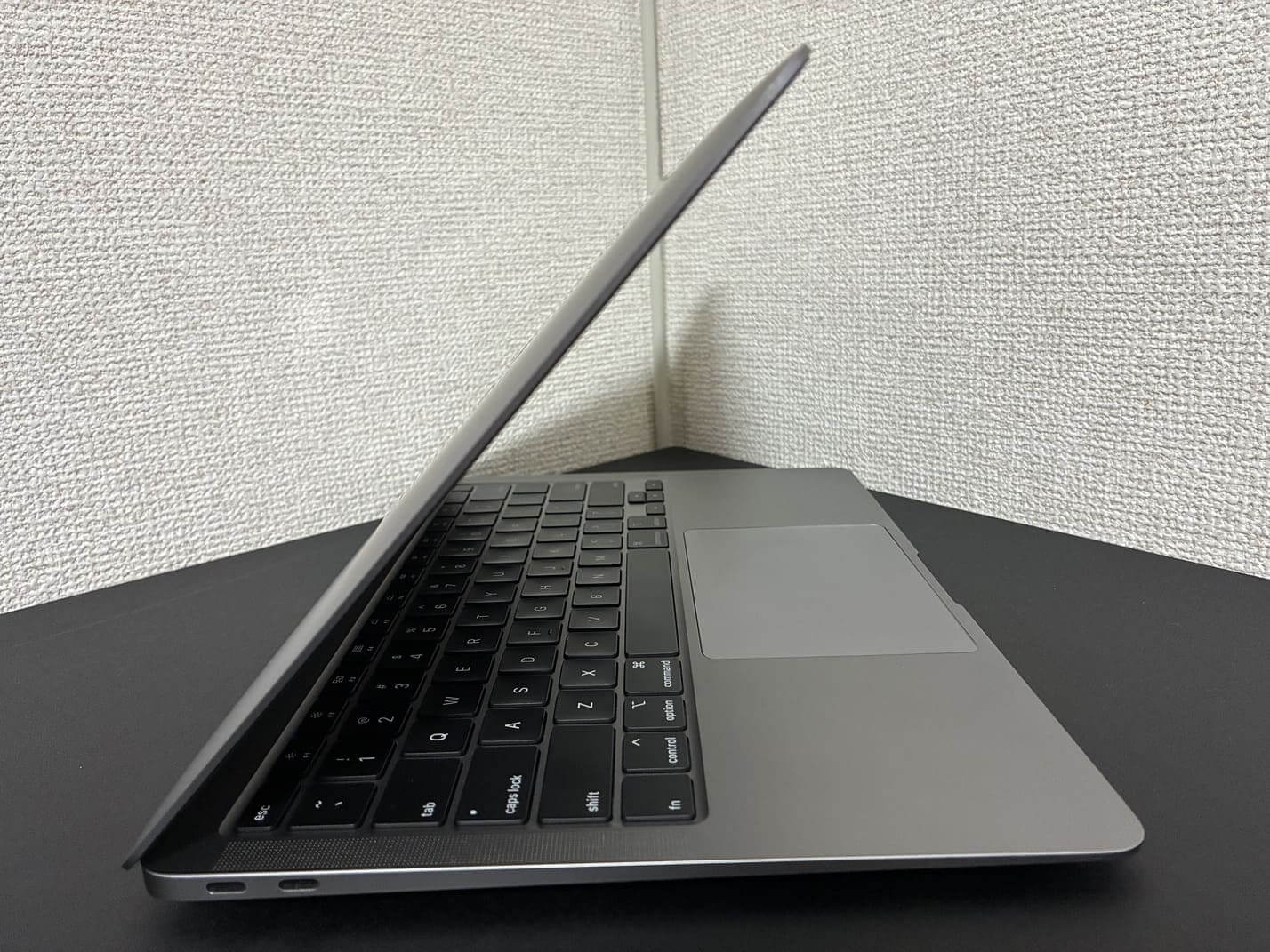 中古 Apple MacBook Air 13インチ 2020 左側面のThunderbolt 3（USB Type-C）2ポート