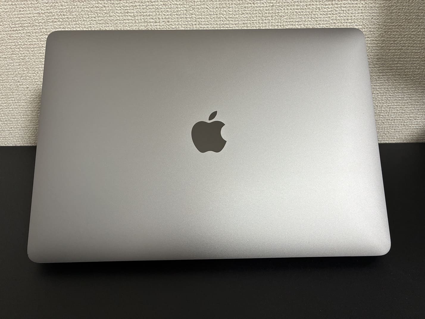 中古 Apple MacBook Air 13インチ 2020 天板のAppleロゴ（閉じた状態のスペースグレイ筐体）