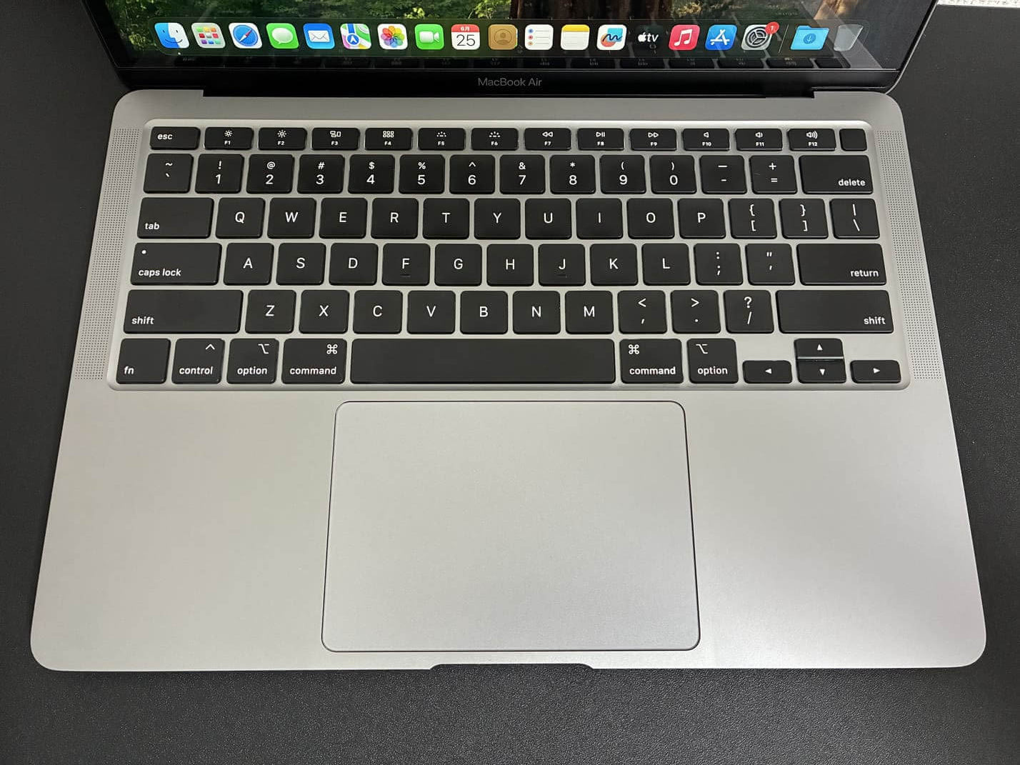 中古 Apple MacBook Air 13インチ 2020 のUS配列キーボードとトラックパッドのアップ