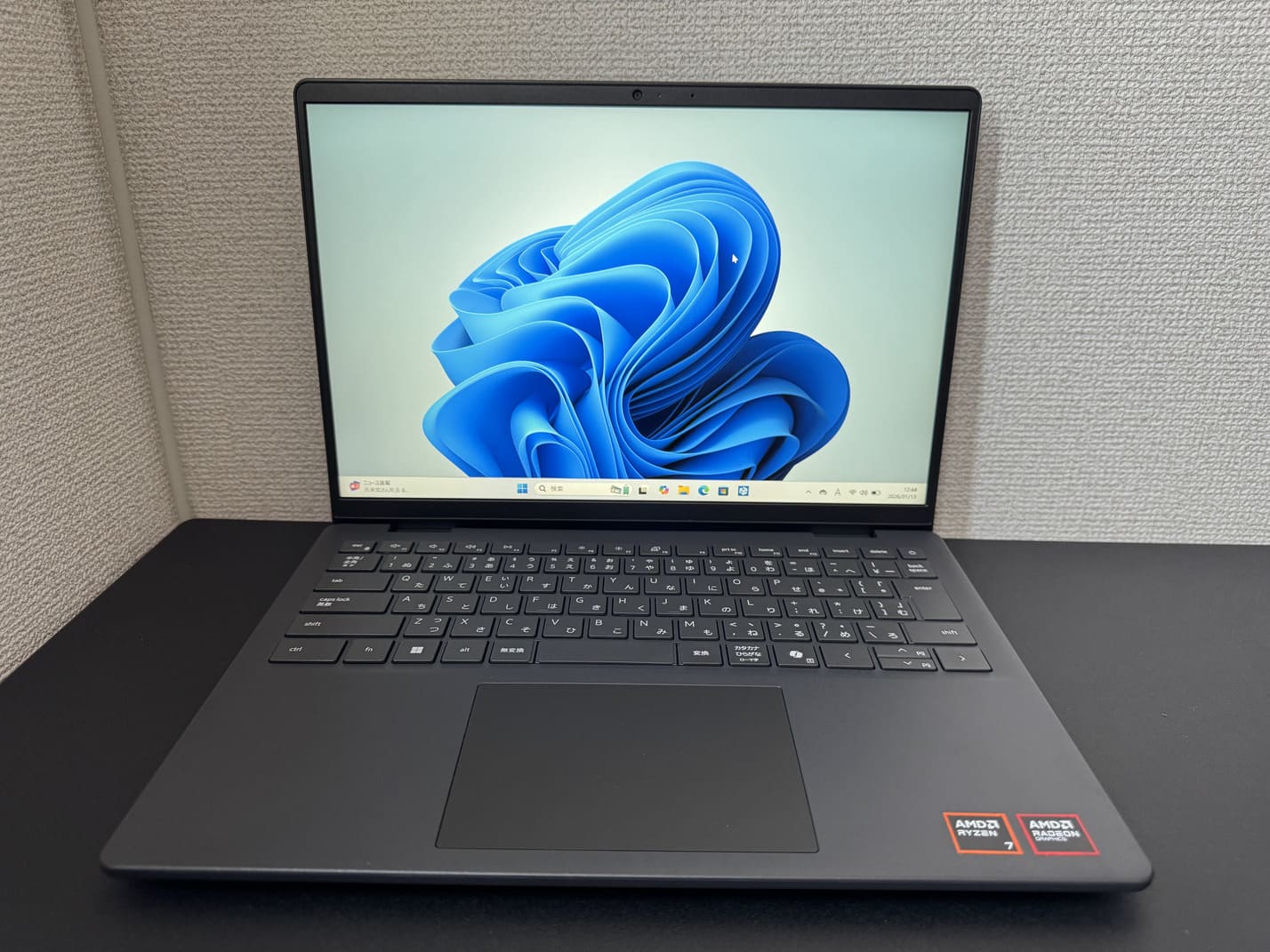 中古美品 DELL Inspiron 14 5445 を正面から見た14型フルHD＋ディスプレイと日本語キーボード全体