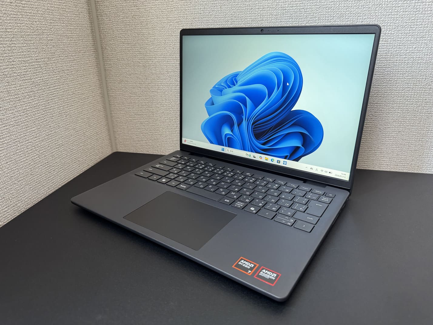 中古美品 DELL Inspiron 14 5445（Ryzen 7）ブラック本体を左斜め前から見た外観