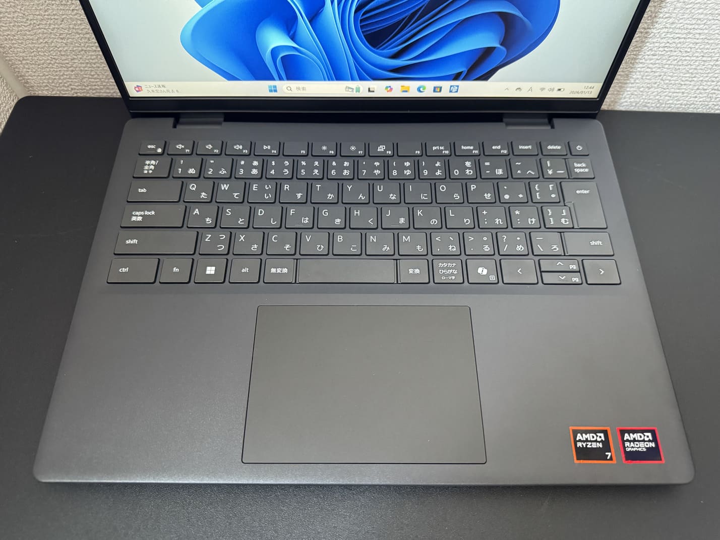 中古美品 DELL Inspiron 14 5445 の日本語キーボードとタッチパッドのアップ