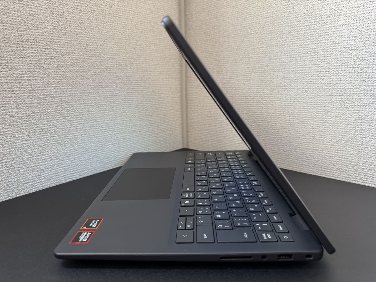 中古美品 DELL Inspiron 14 5445 の右側面 microSDカードスロットとヘッドフォンマイクジャック USB Type-A