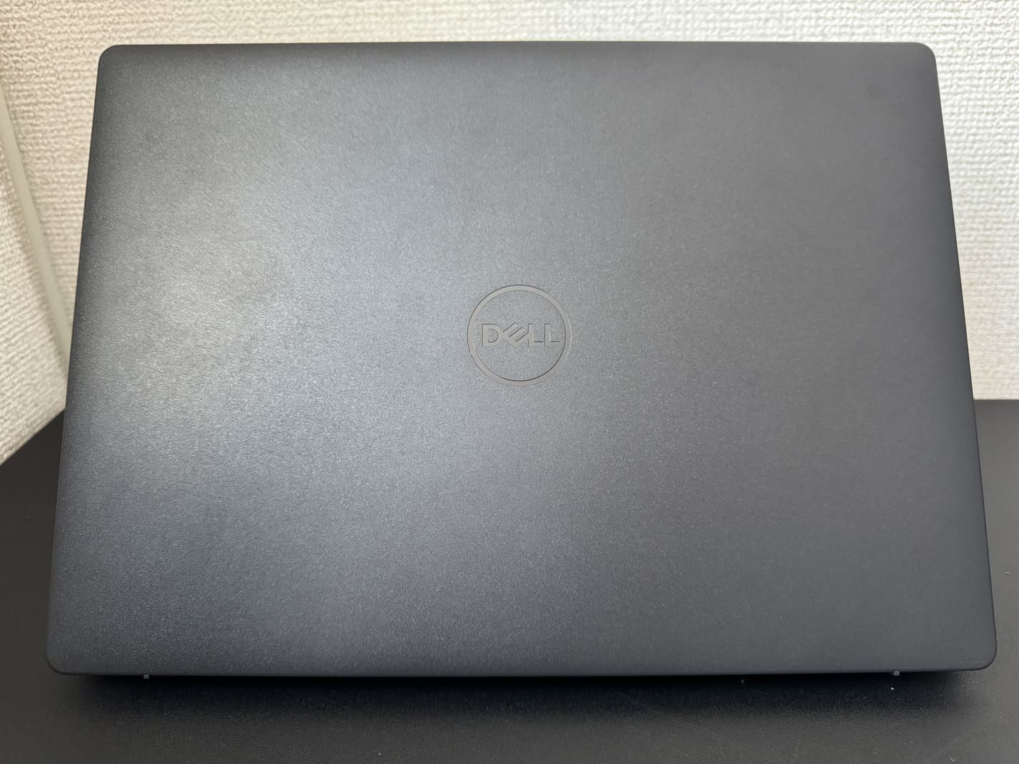 中古美品 DELL Inspiron 14 5445 のDELLロゴ入りブラック天板