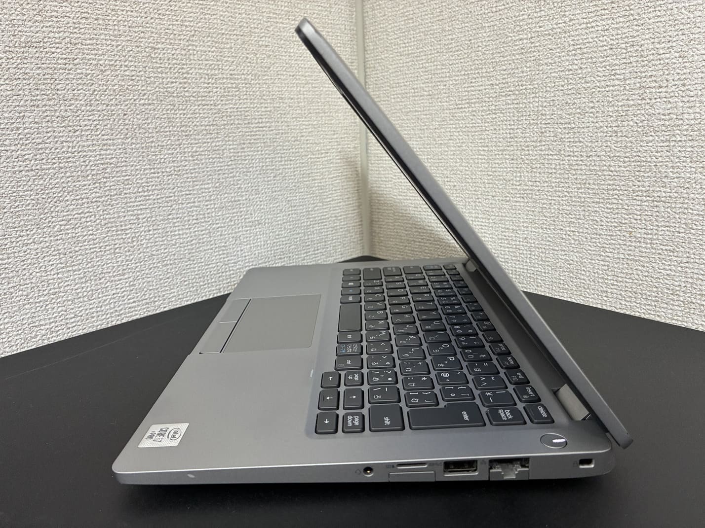 中古 DELL Latitude 5310 の右側面 ヘッドフォンマイクジャックとmicroSDカードリーダー USB Type-A 有線LAN セキュリティロックスロット