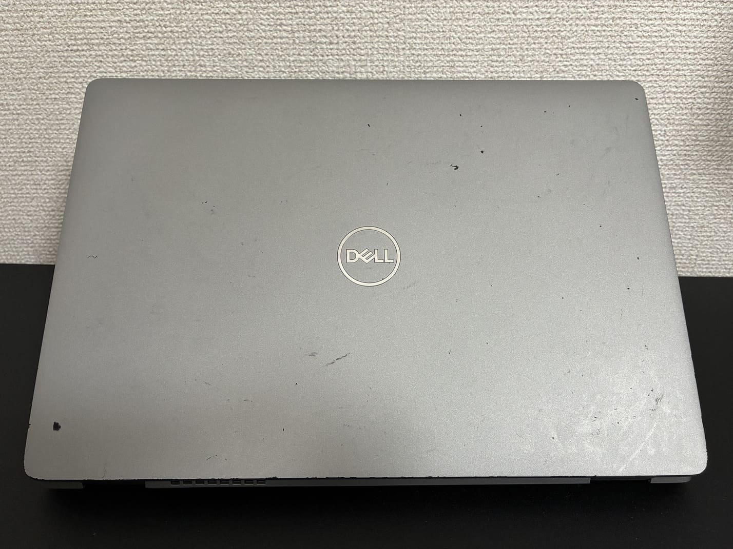 中古 DELL Latitude 5310 のDELLロゴ入りシルバー天板（点状の汚れ・擦れあり）