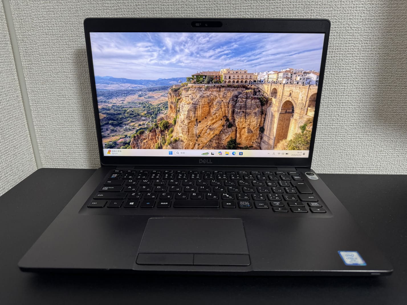 中古美品 DELL Latitude 5400 を正面から見た14型液晶と日本語キーボード全体
