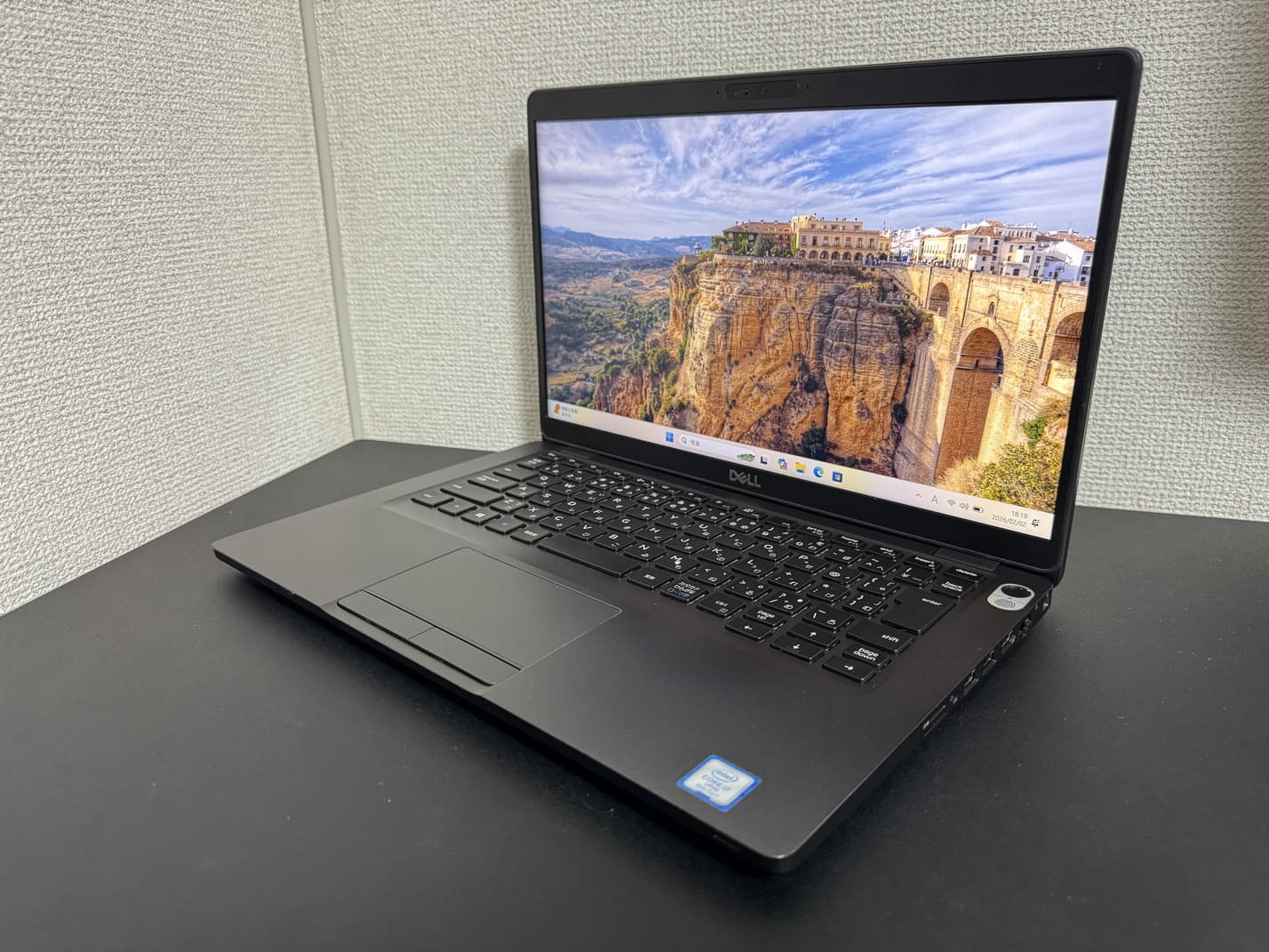 中古美品 DELL Latitude 5400（第8世代Core i7／16GB／512GB SSD）ブラック本体を左斜め前から見た外観