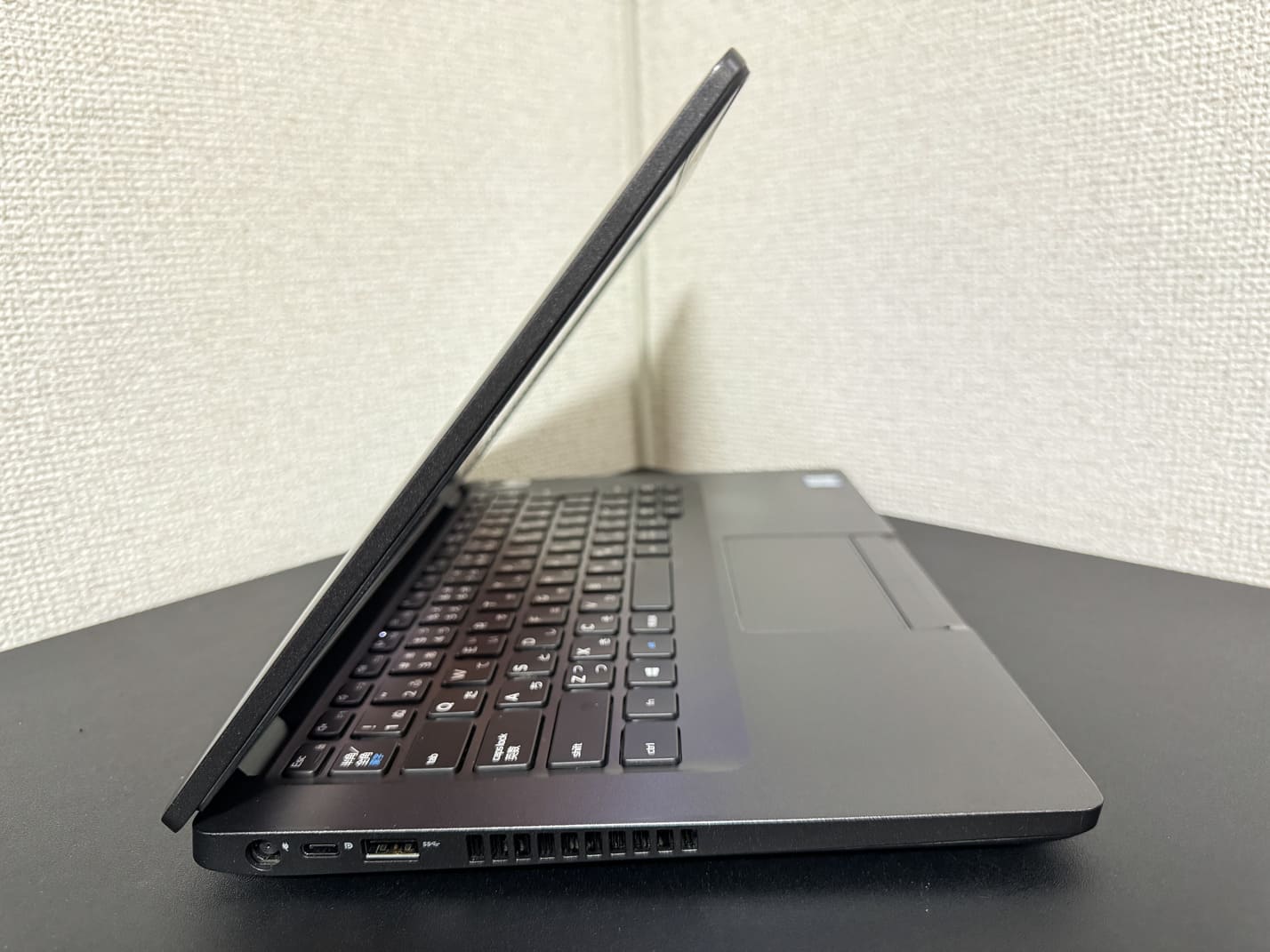 DELL Latitude 5400 左側面のインターフェース（電源端子・USB Type-C・USB Type-A）