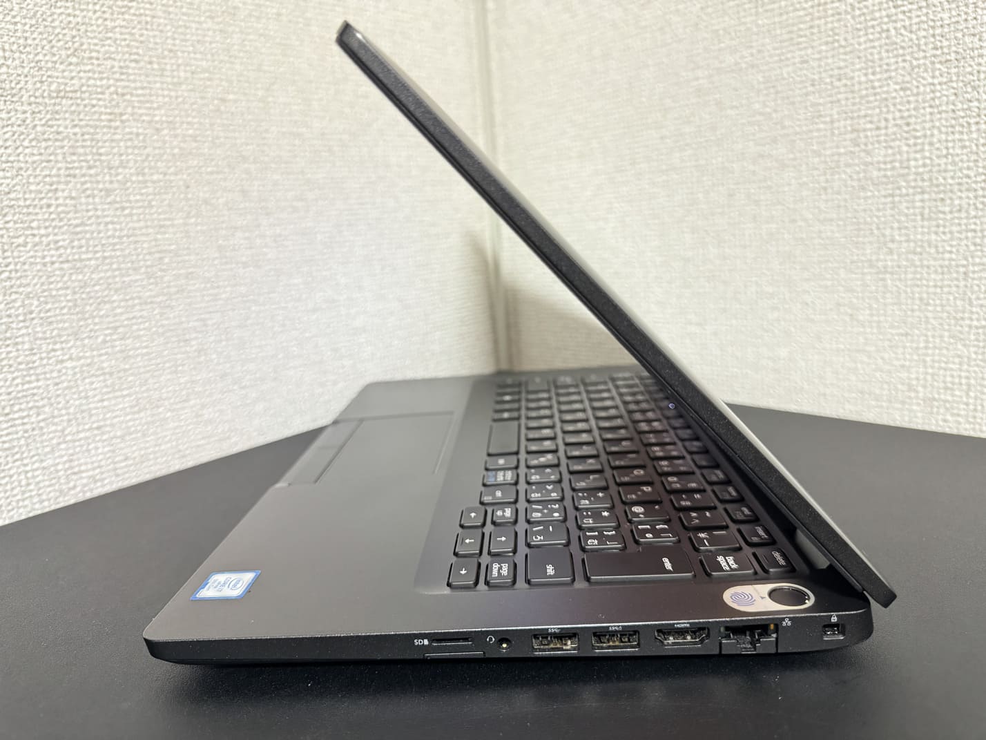 DELL Latitude 5400 右側面のインターフェース（microSDカードリーダー・ヘッドホンマイクジャック・USB Type-A×2・HDMI・有線LAN・セキュリティロックスロット）