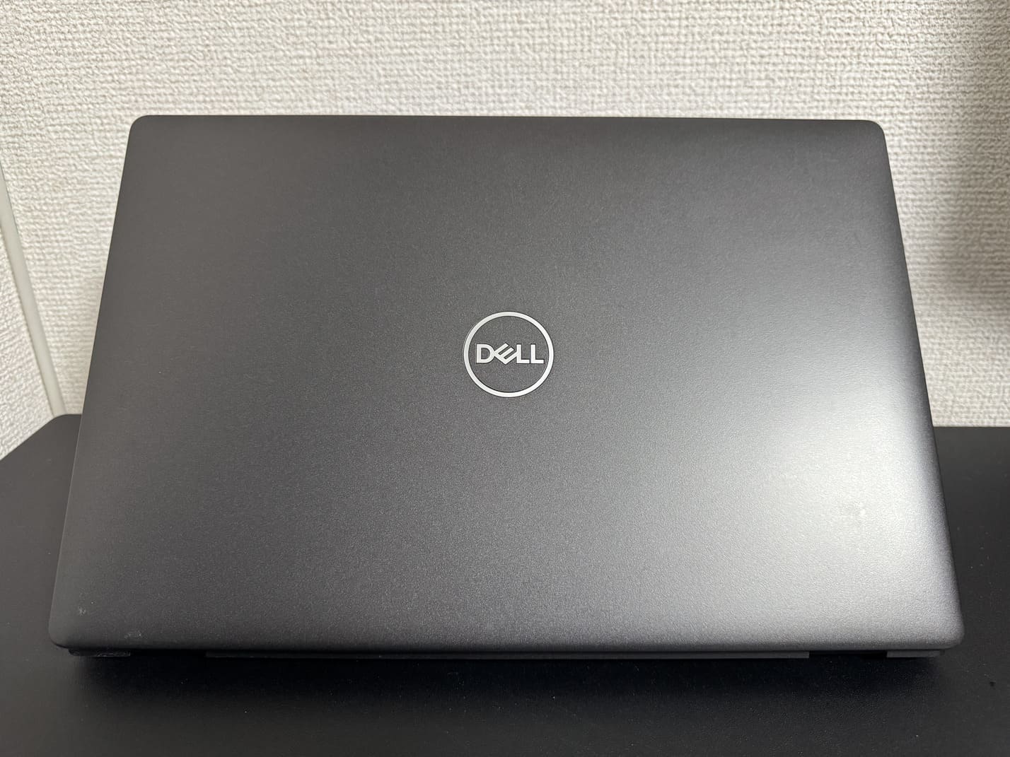 DELL Latitude 5400 天板のDELLロゴ（閉じた状態のブラック筐体）
