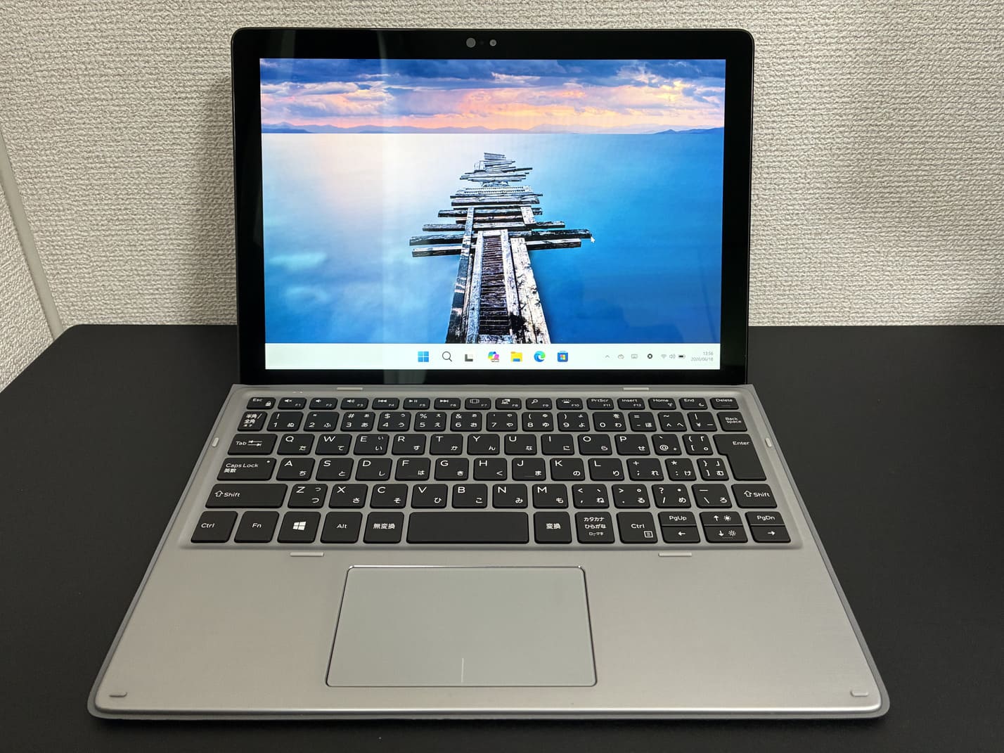 中古 DELL Latitude 7210 2-in-1 を正面から見た12.3型タッチディスプレイと着脱式日本語キーボードカバー全体
