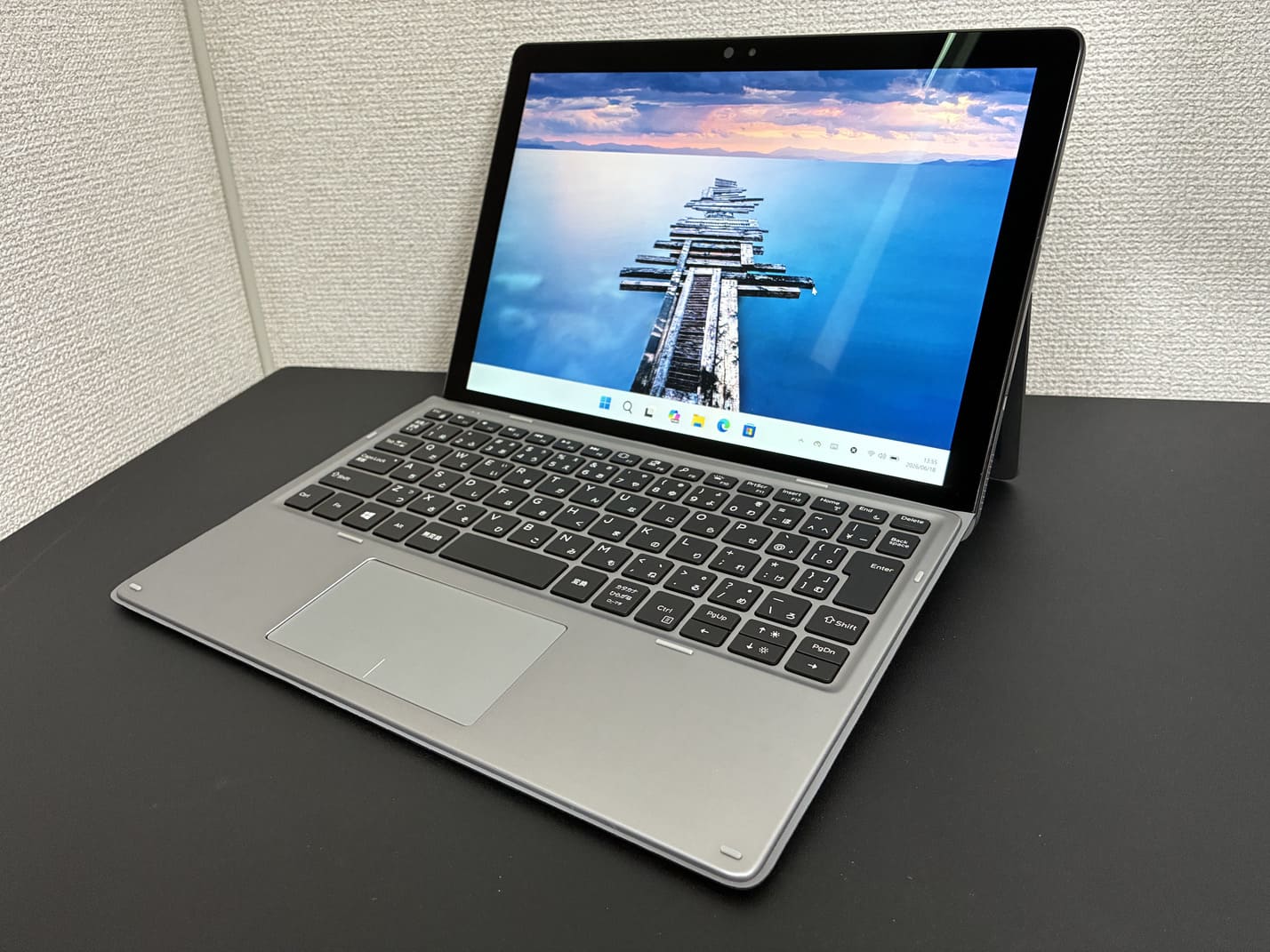 中古 DELL Latitude 7210 2-in-1（第10世代Core i5）をキーボードカバー装着状態で左斜め前から見た外観
