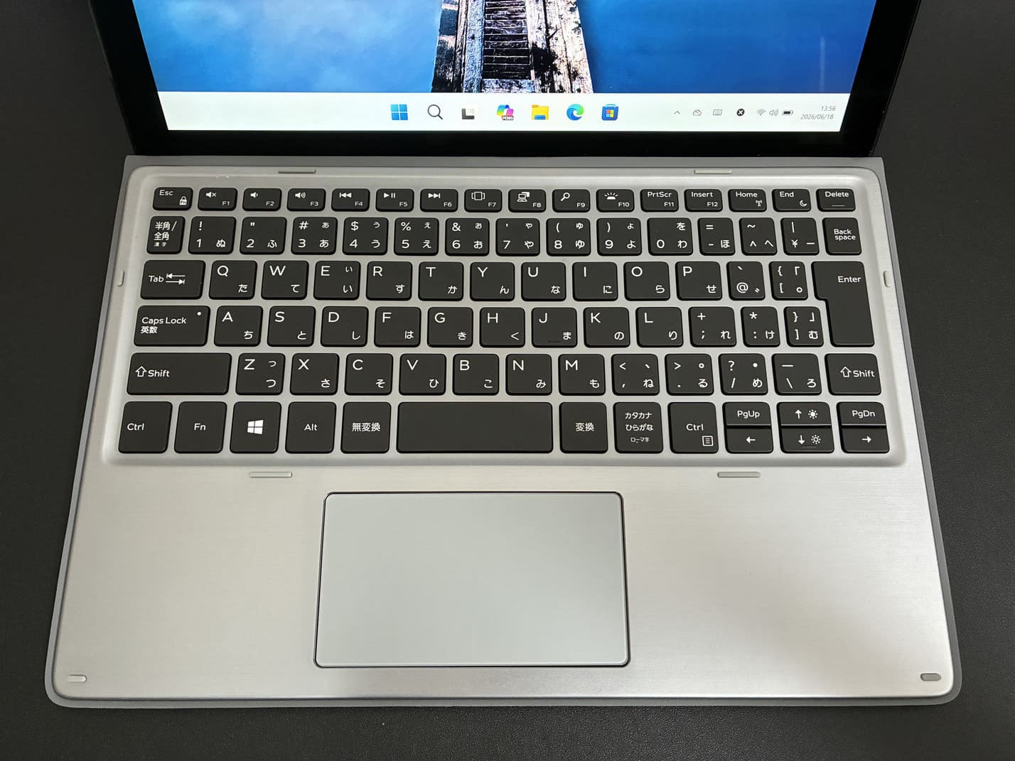 中古 DELL Latitude 7210 2-in-1 の着脱式日本語キーボードカバーとタッチパッドのアップ