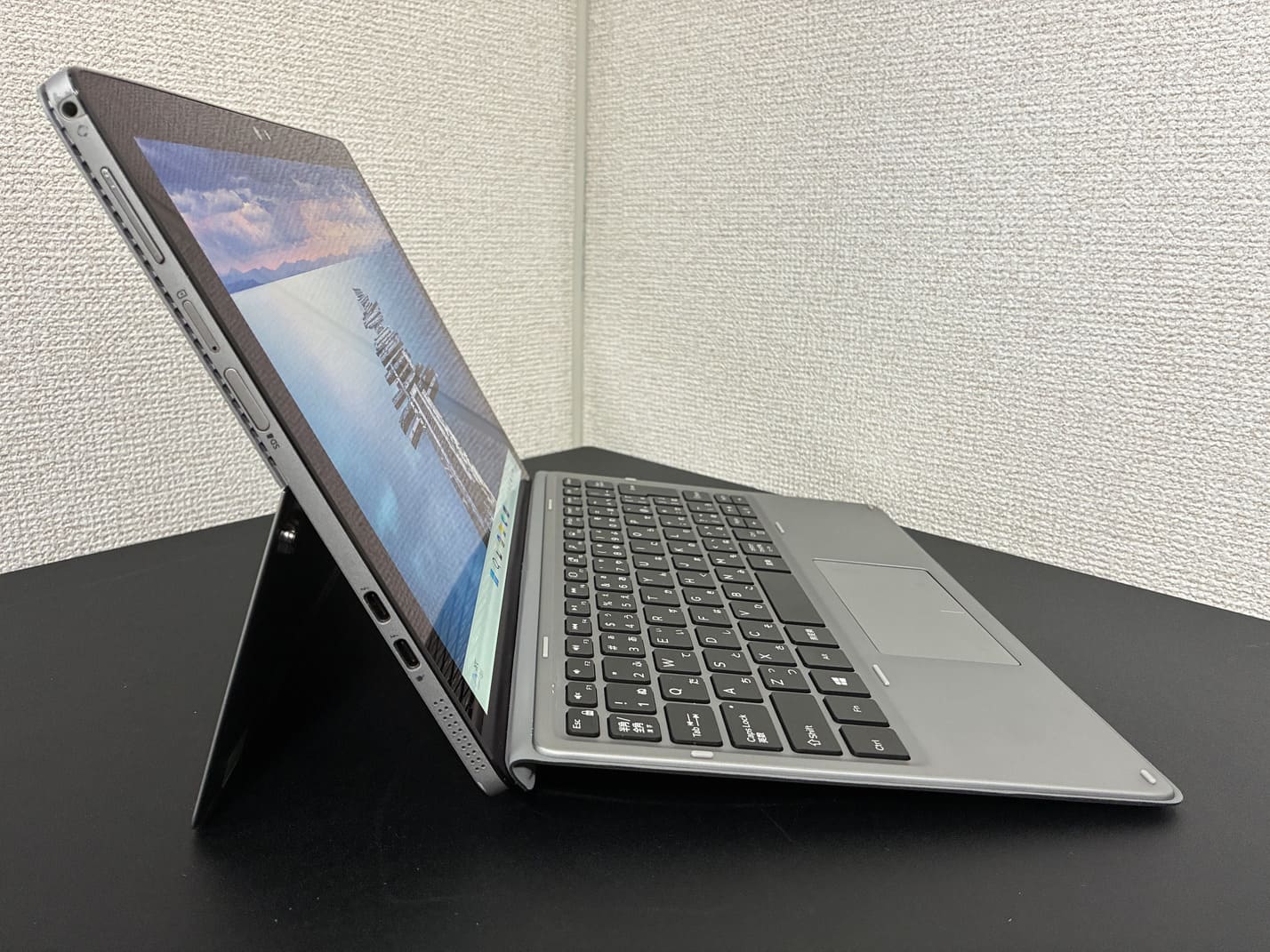 中古 DELL Latitude 7210 2-in-1 の左側面 PD給電・映像出力対応USB Type-C×2とmicroSD/SIMトレイ