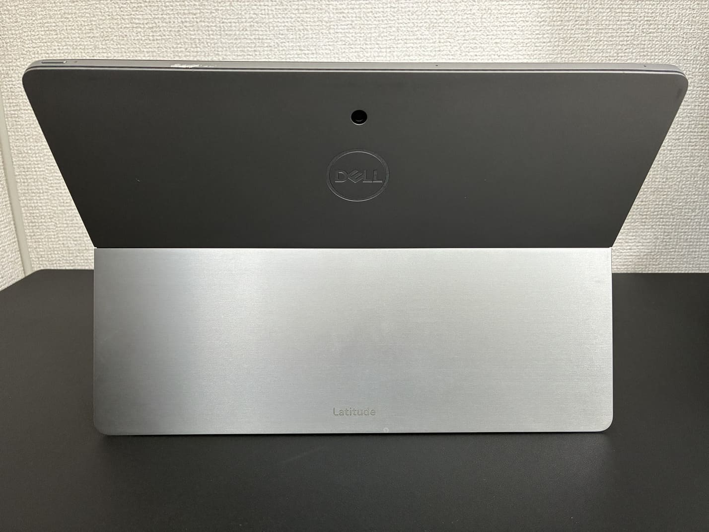 中古 DELL Latitude 7210 2-in-1 の背面 DELLロゴとLatitude刻印入りキックスタンド
