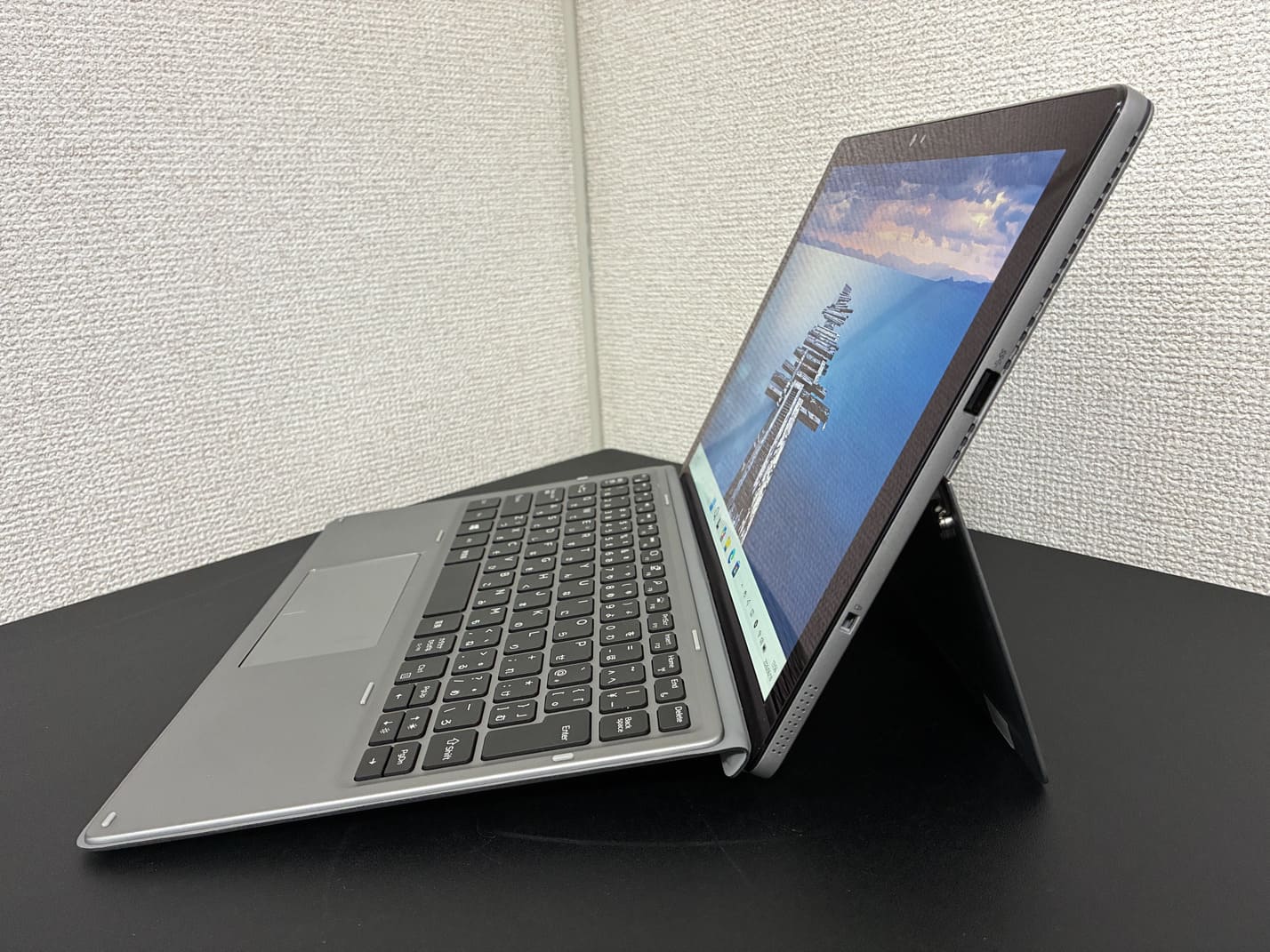 中古 DELL Latitude 7210 2-in-1 の右側面 USB Type-A