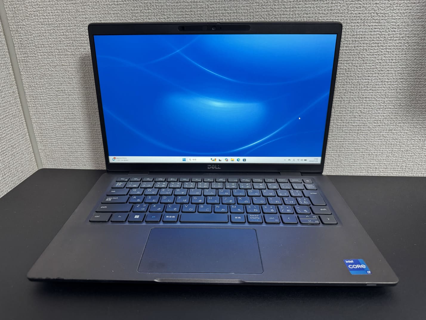中古美品 DELL Latitude 7320 を正面から見たディスプレイと日本語キーボード全体