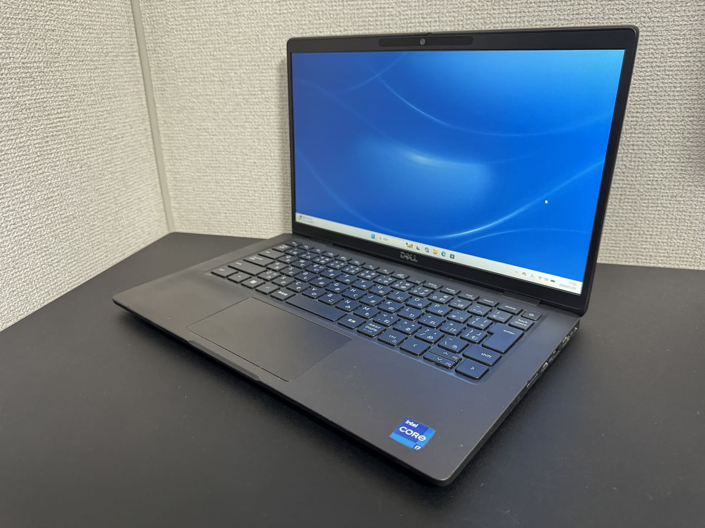 中古美品 DELL Latitude 7320（第11世代Core i7／32GB／512GB SSD）ブラック本体を左斜め前から見た外観