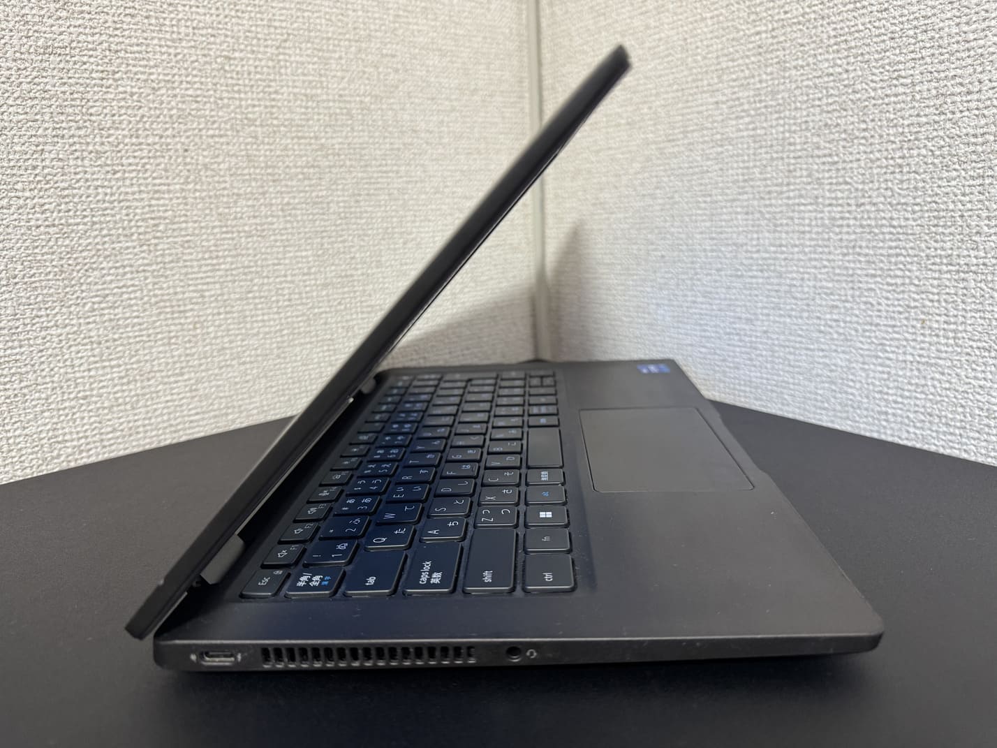 中古美品 DELL Latitude 7320 左側面のインターフェース（USB Type-C・ヘッドセット端子・排気口）