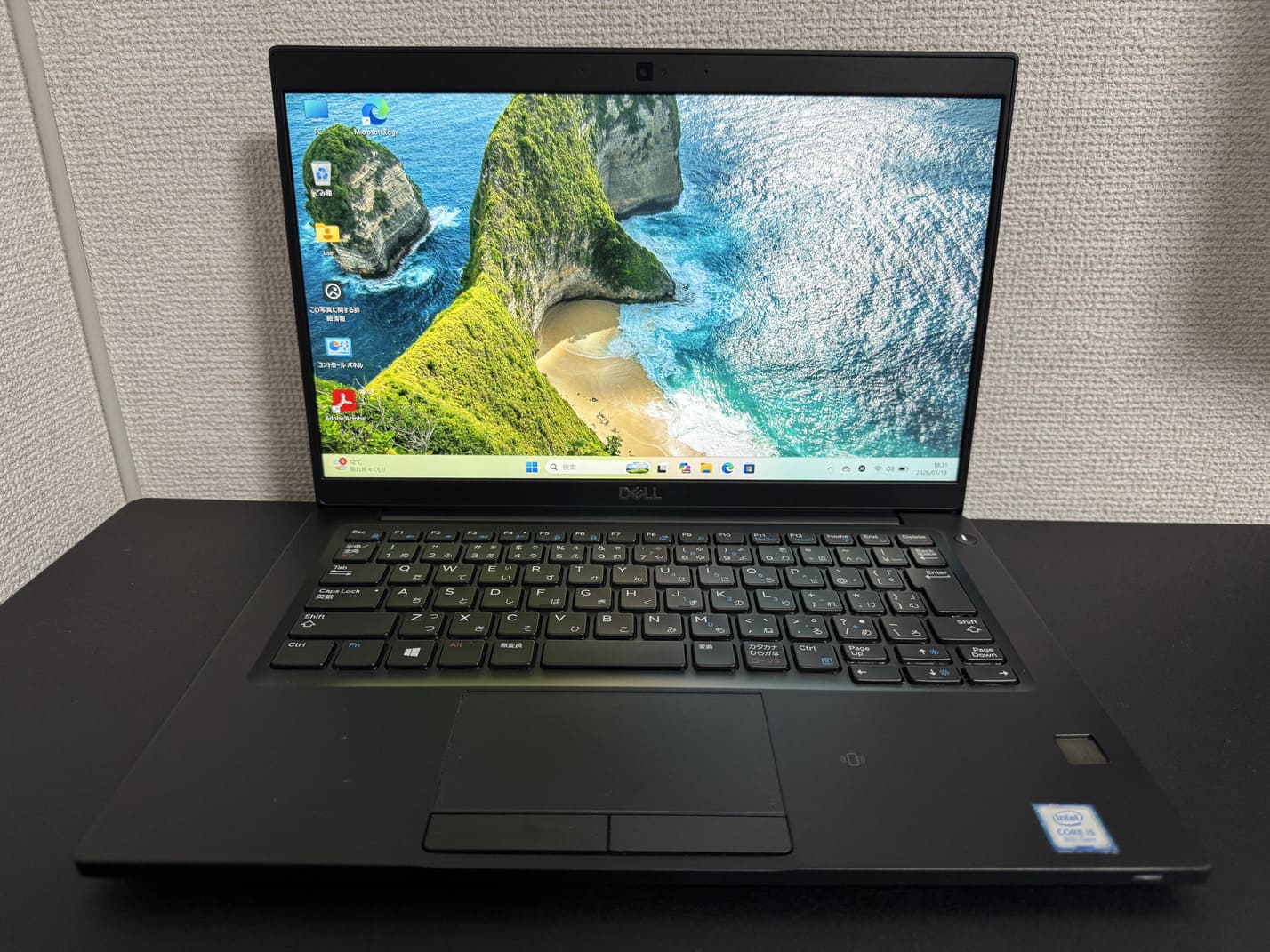 中古美品 DELL Latitude 7390 を正面から見た13.3型フルHD液晶と日本語キーボード全体