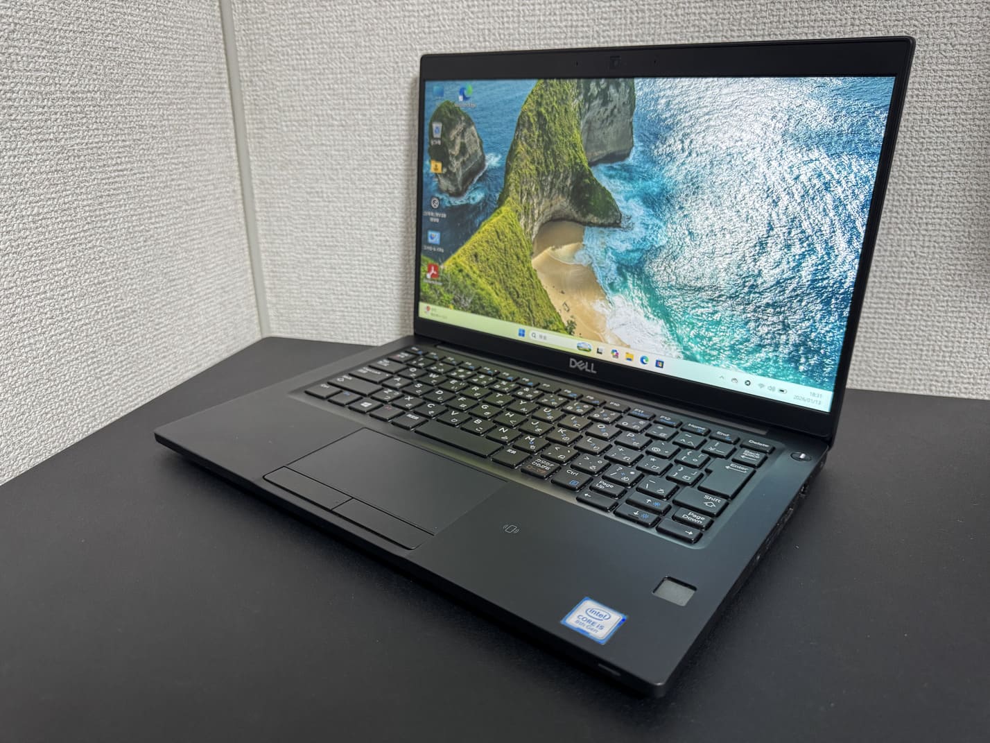 中古美品 DELL Latitude 7390（第8世代Core i5／16GB／256GB SSD）ブラック本体を左斜め前から見た外観