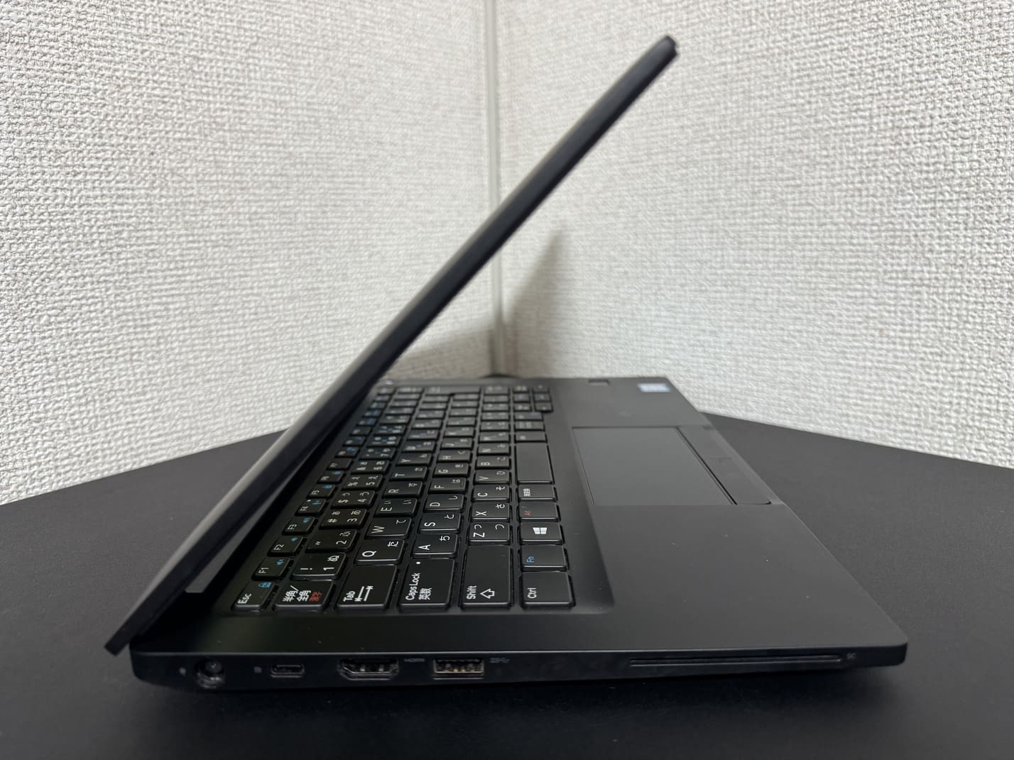 DELL Latitude 7390 左側面のインターフェース（電源端子・USB Type-C・HDMI・USB Type-A）