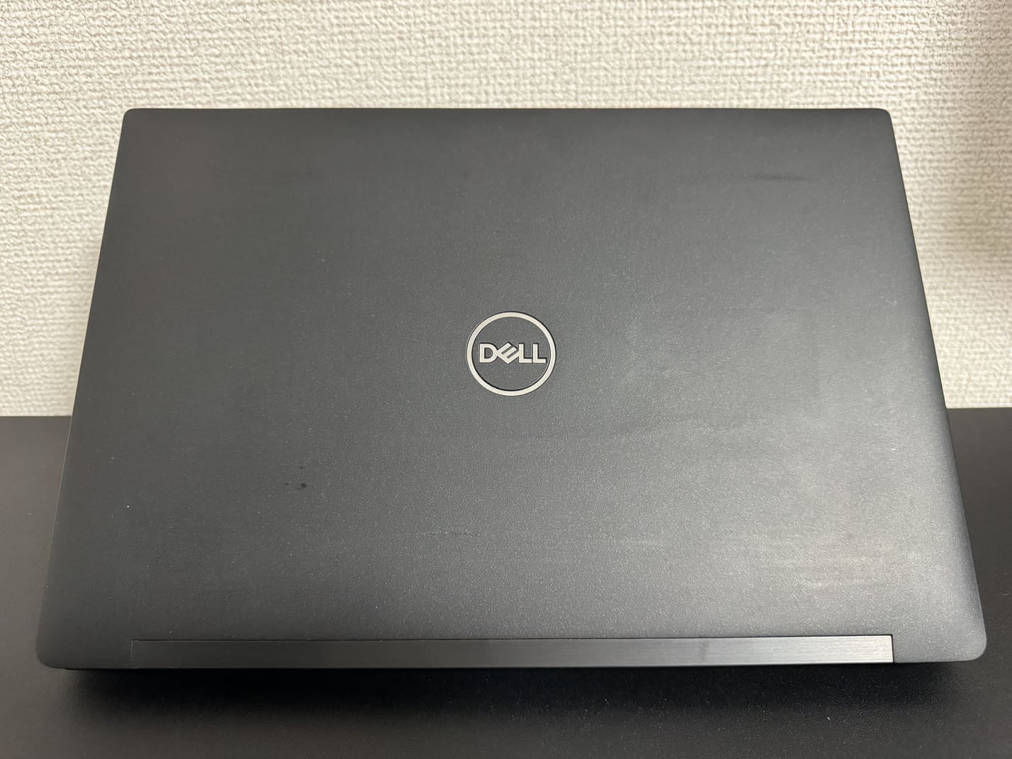DELL Latitude 7390 天板のDELLロゴ（閉じた状態のブラック筐体）
