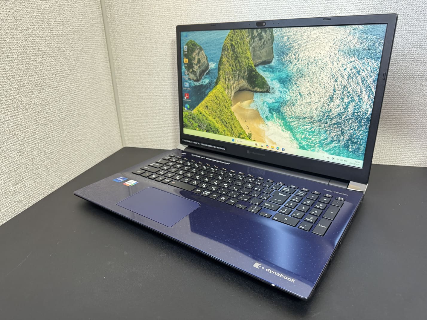 中古 dynabook T7/R スタイリッシュブルー を左斜め前から見た外観