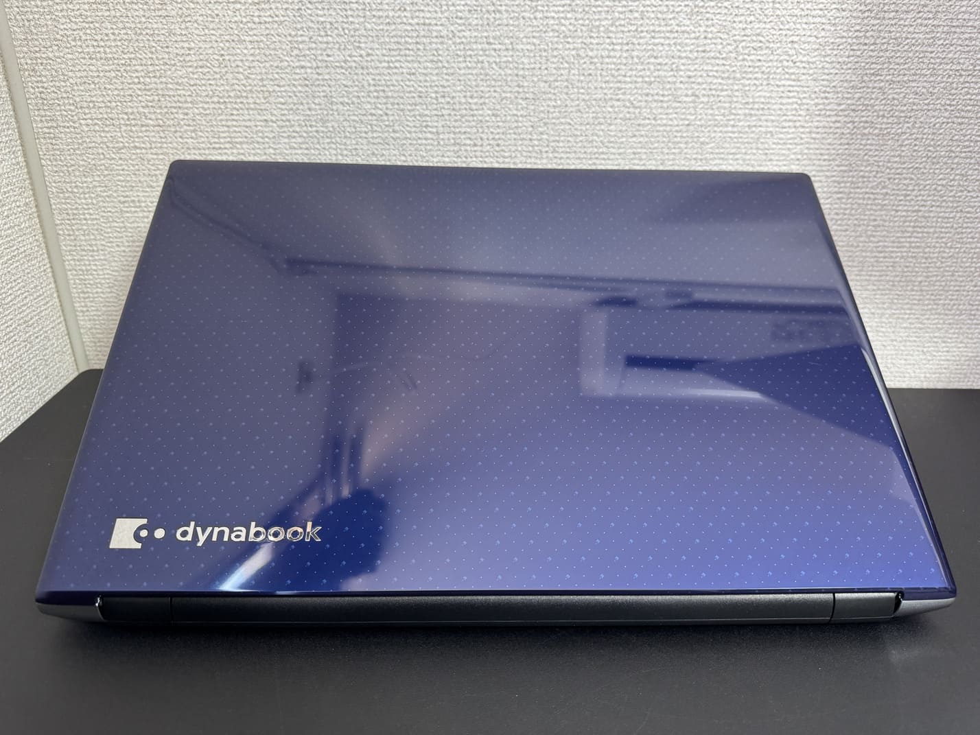 dynabook T7/R スタイリッシュブルーの天板とdynabookロゴ