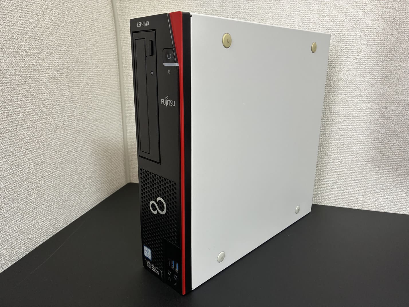 中古 FUJITSU ESPRIMO D588 ブラック筐体を左斜め前から見た省スペースデスクトップ外観