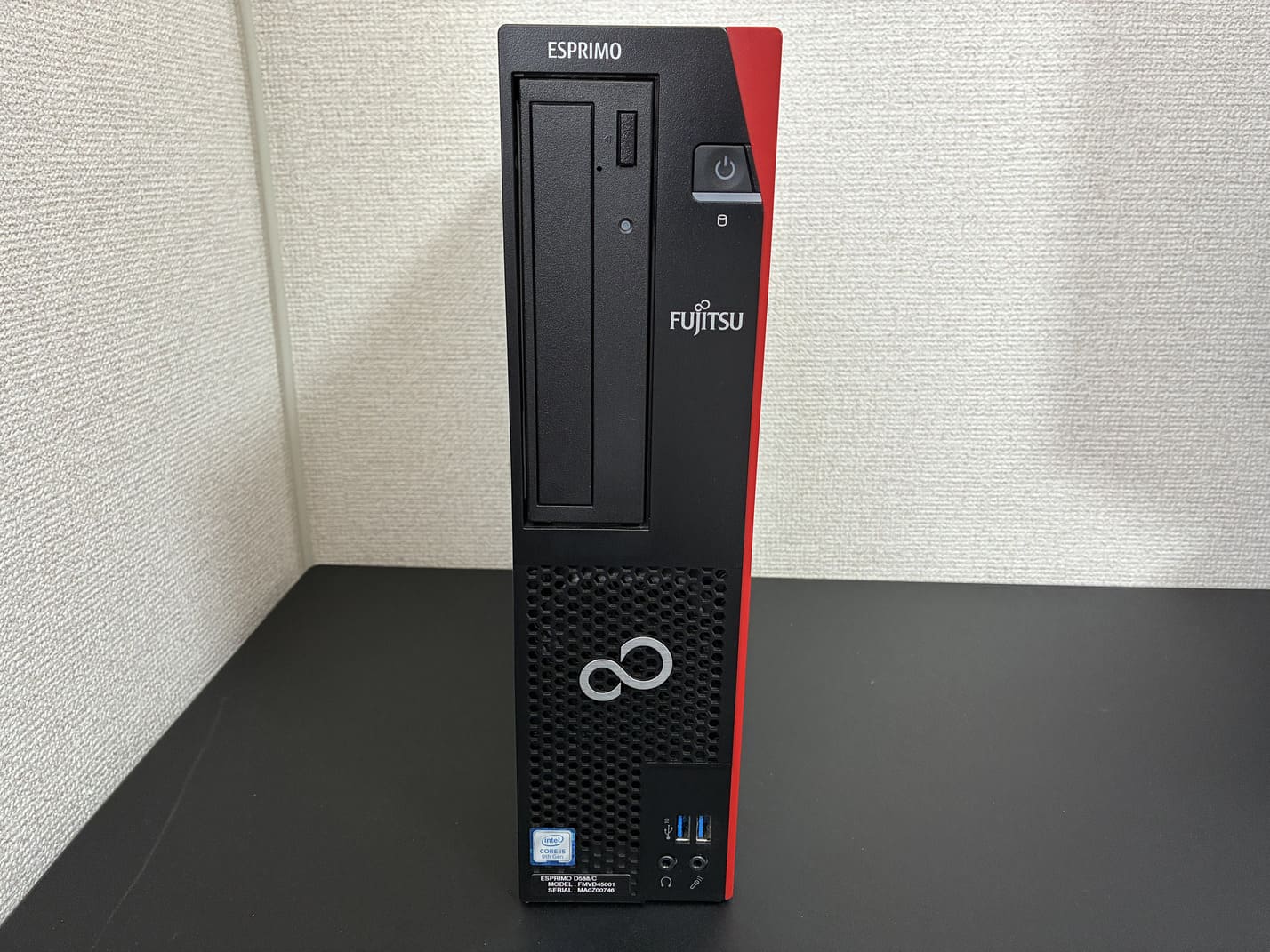 中古 FUJITSU ESPRIMO D588 の前面 光学ドライブと電源ボタン 前面USB Type-A×2 音声端子