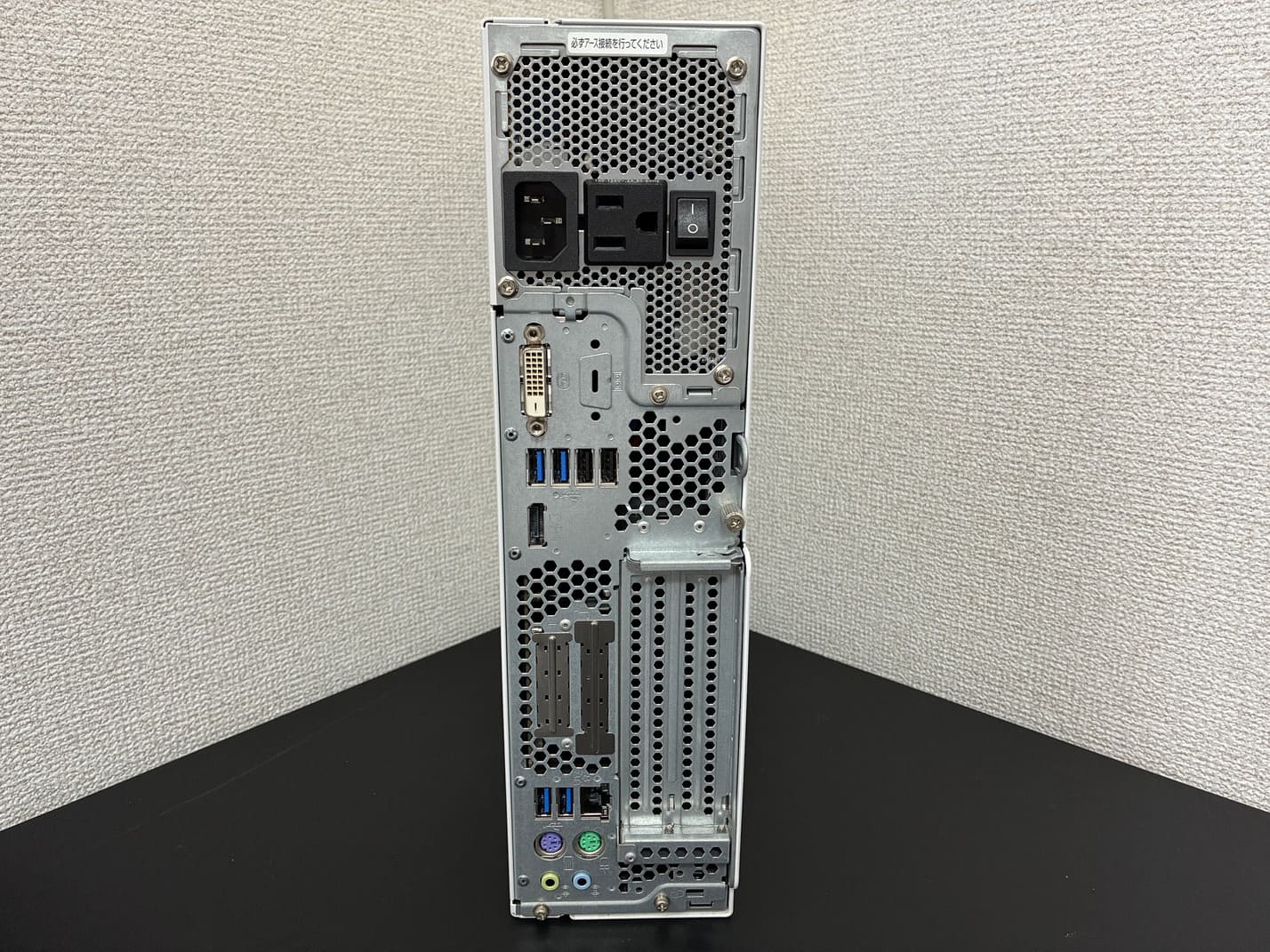 中古 FUJITSU ESPRIMO D588 の背面 電源コネクタとDVI-D DisplayPort USB Type-A複数 有線LAN PS/2×2 音声端子 拡張スロット