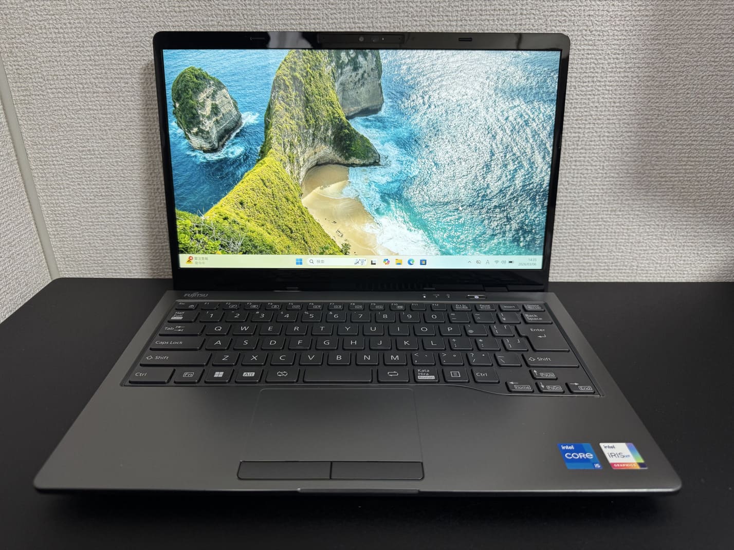 FUJITSU LIFEBOOK MH55/H1 を正面から見たディスプレイと日本語キーボード全体
