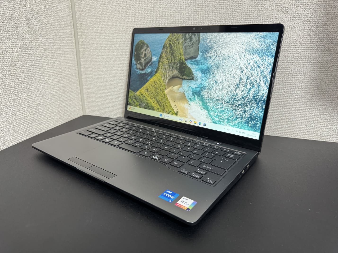 中古美品 FUJITSU LIFEBOOK MH55/H1 を左斜め前から見た外観