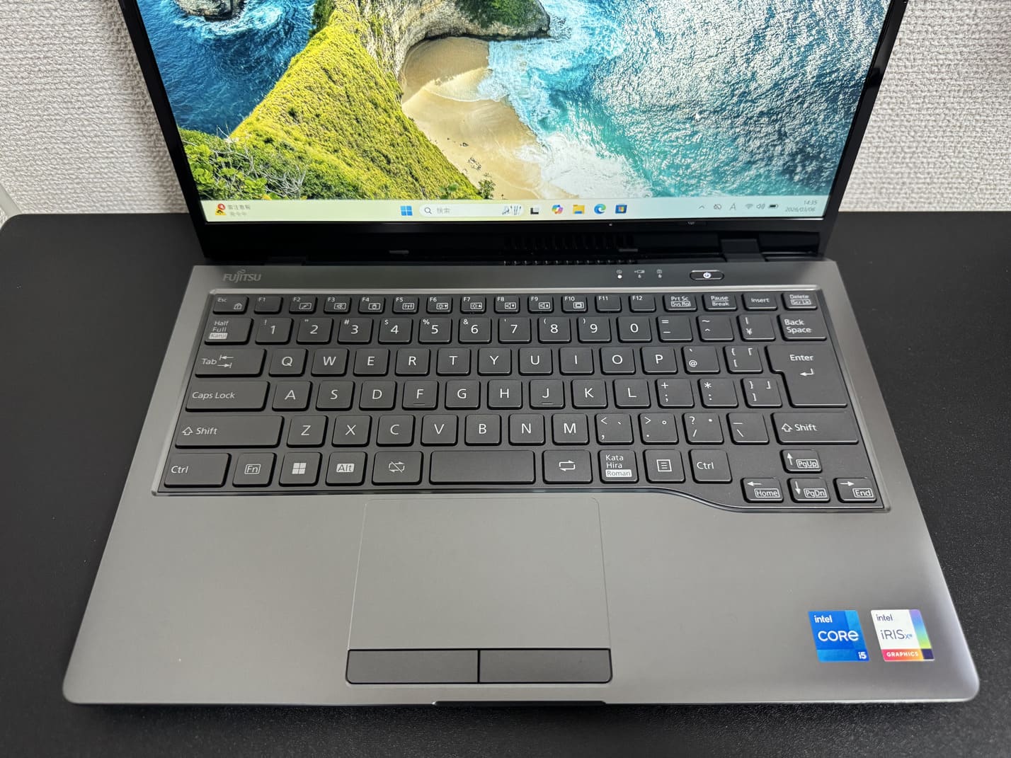 FUJITSU LIFEBOOK MH55/H1 の日本語キーボードとタッチパッドのアップ