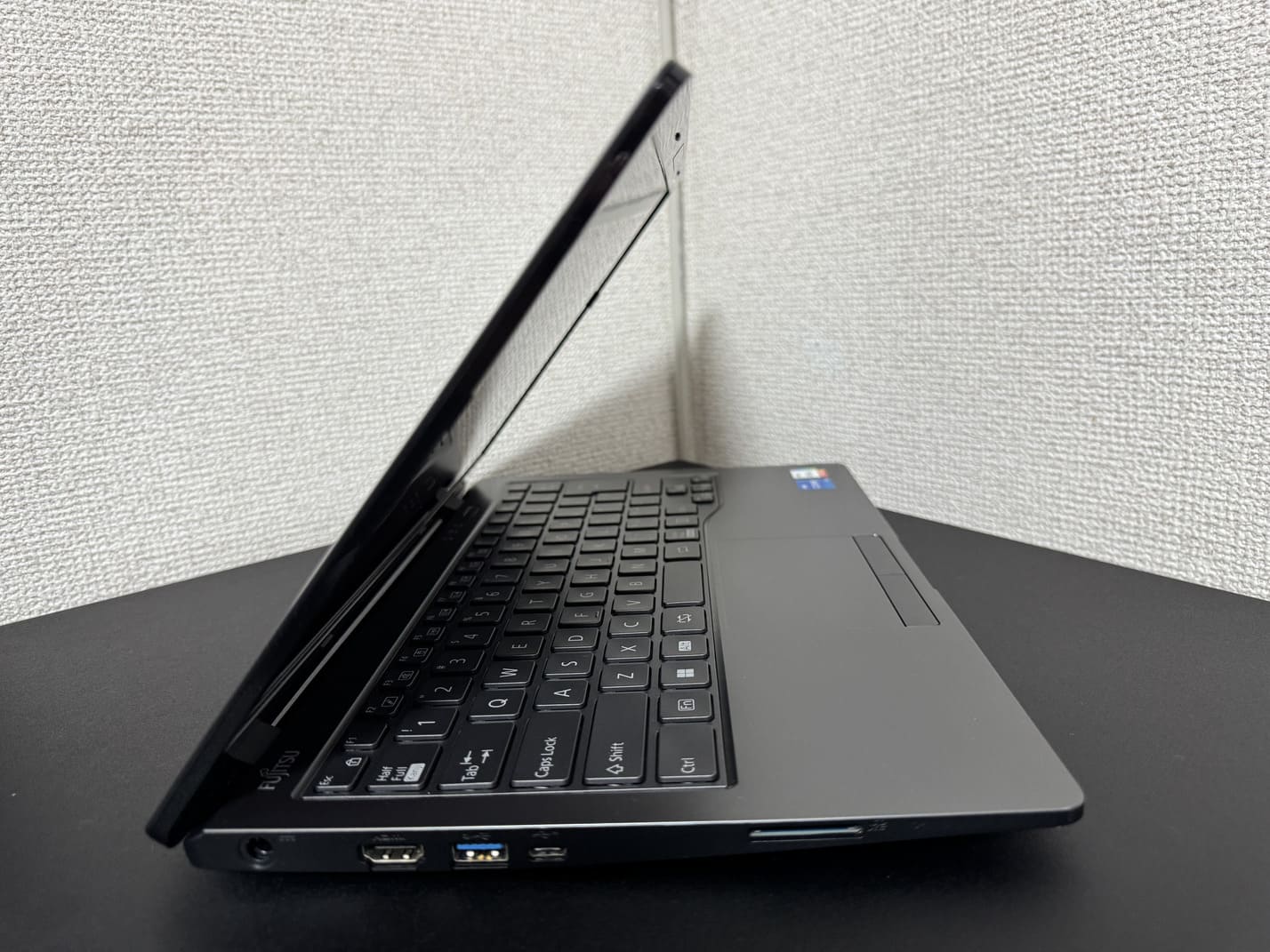 中古美品 FUJITSU LIFEBOOK MH55/H1 左側面の接続端子
