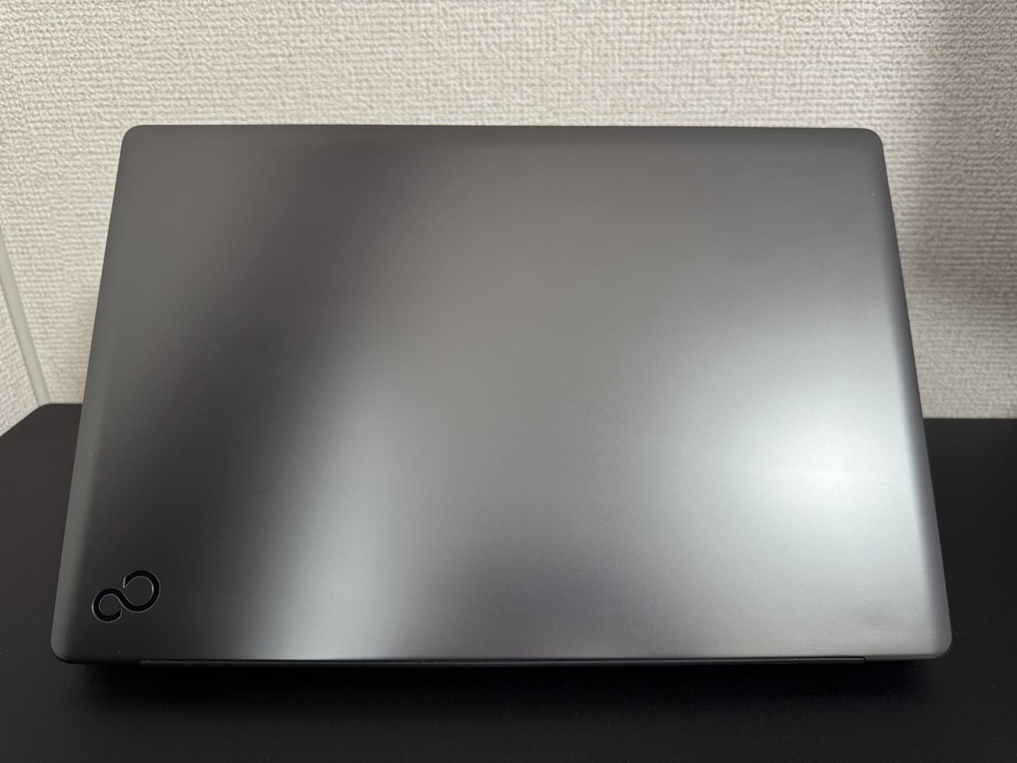 FUJITSU LIFEBOOK MH55/H1 天板のFUJITSUロゴ