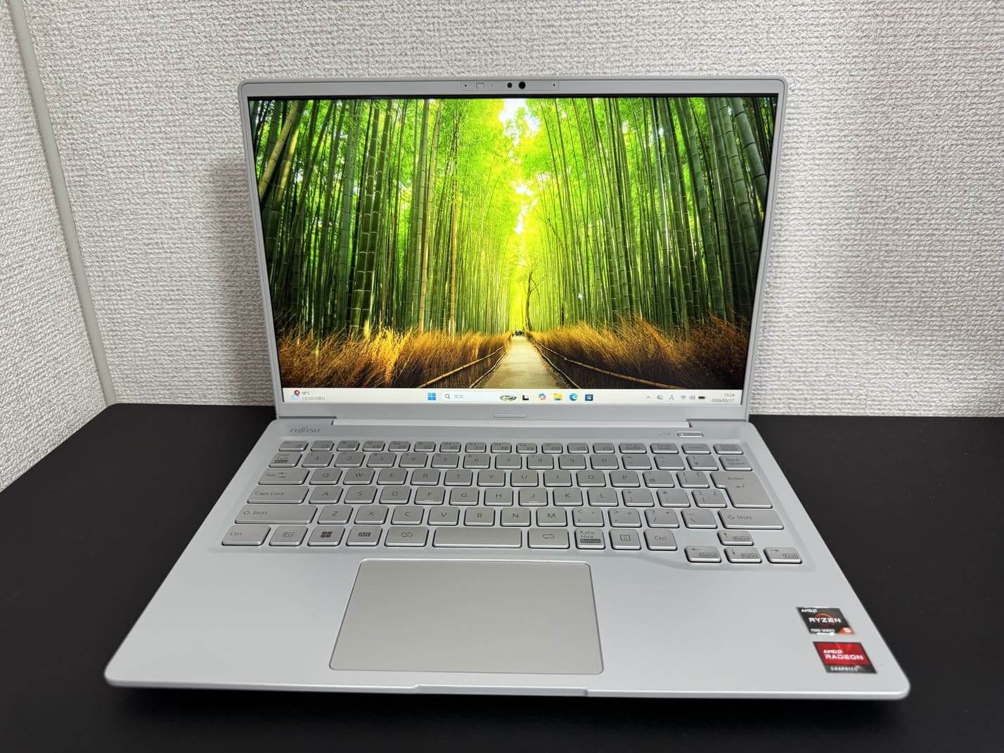 中古美品 FUJITSU LIFEBOOK MH55/J1 を正面から見た14型WUXGA液晶と日本語キーボード全体